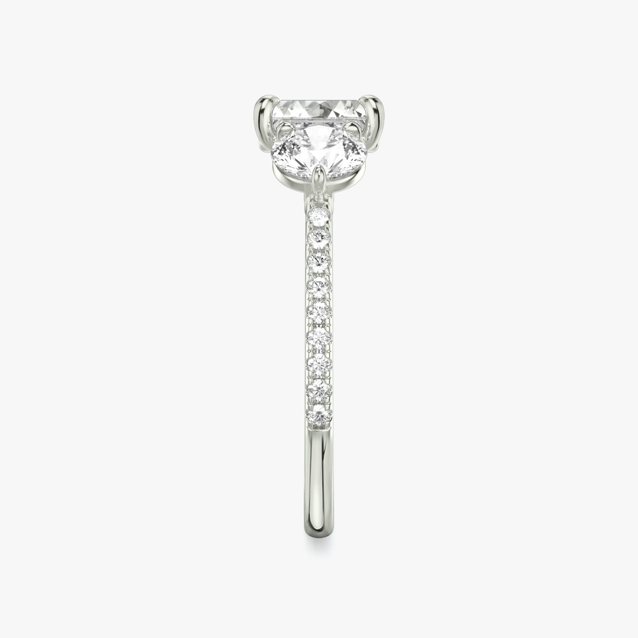 Three Stone | Asscher | Platin | bandAccent: Mit Pavé-Besatz | sideStoneCarat: 0.50ct | sideStoneShape: Rund | diamondOrientation: vertical | caratWeight: other