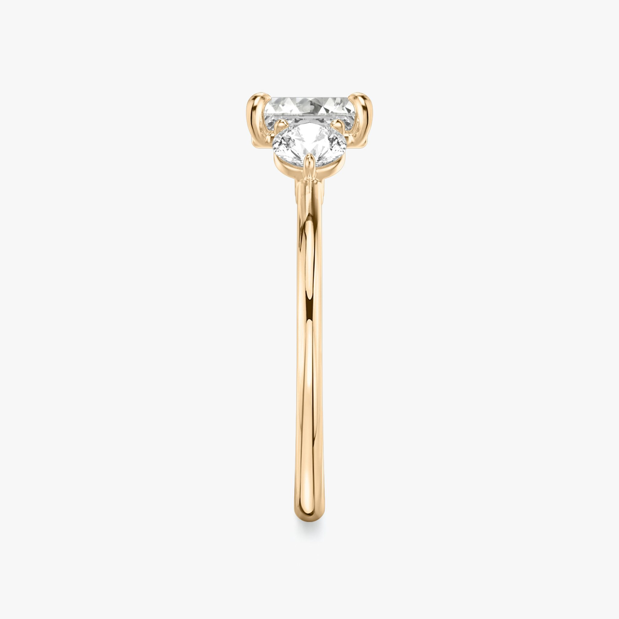 Three Stone | Asscher | 14k | Roségold | bandAccent: Ohne Pavé-Besatz | sideStoneCarat: 0.25ct | sideStoneShape: Rund | diamondOrientation: vertical | caratWeight: other
