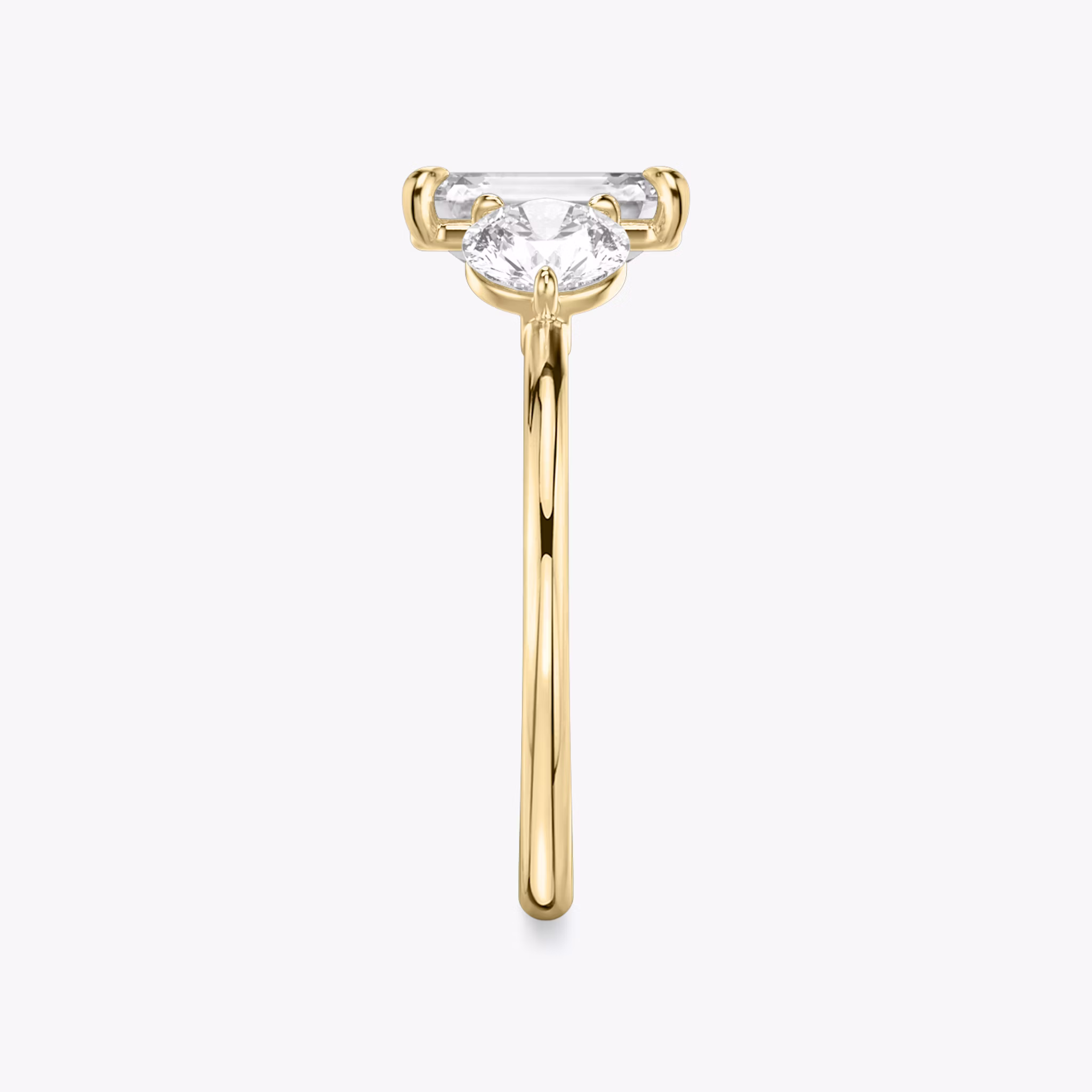 Three Stone | Emerald | 18k | Gelbgold | bandAccent: Ohne Pavé-Besatz | sideStoneCarat: 0.50ct | sideStoneShape: Rund | diamondOrientation: vertical | caratWeight: other