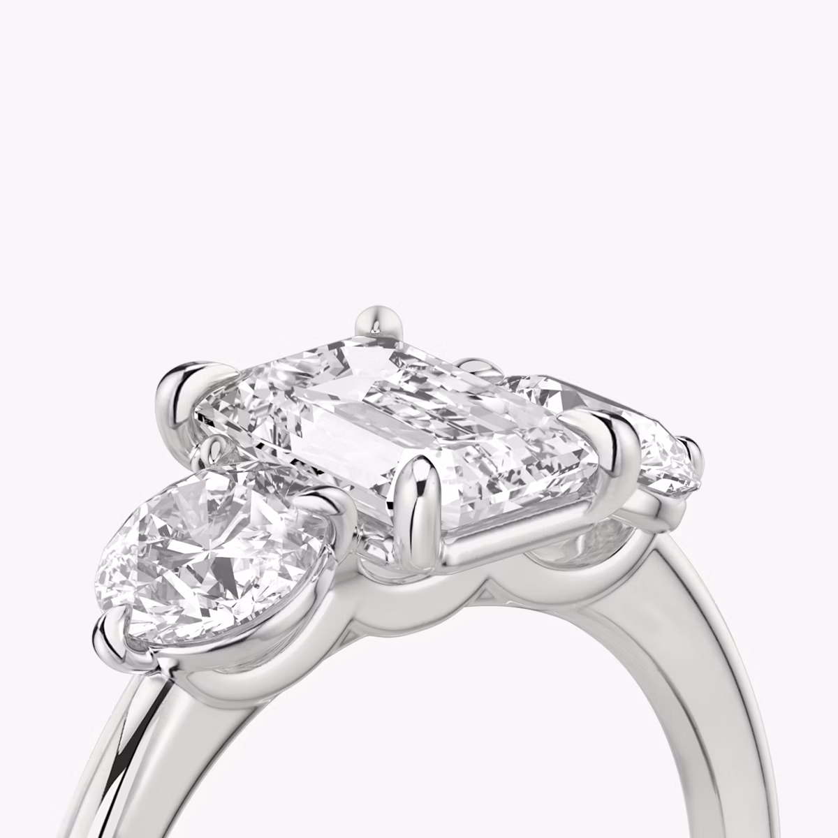 Three Stone | Emerald | 18k | Weißgold | bandAccent: Ohne Pavé-Besatz | sideStoneCarat: 0.50ct | sideStoneShape: Rund | diamondOrientation: vertical | caratWeight: other