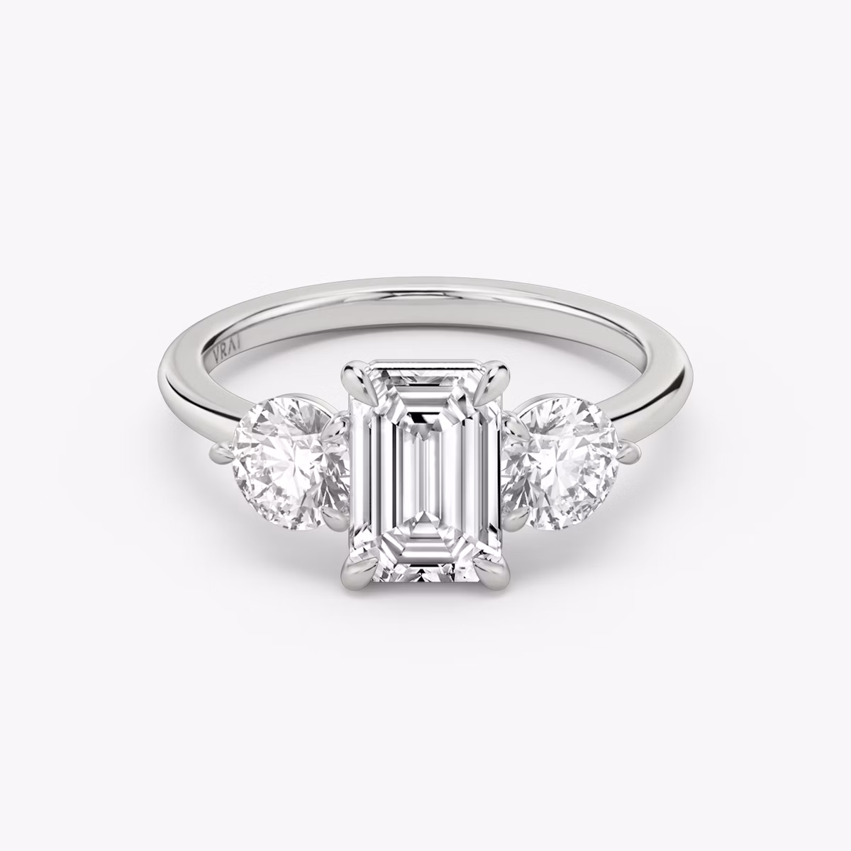 Three Stone | Emerald | 18k | Weißgold | bandAccent: Ohne Pavé-Besatz | sideStoneCarat: 0.50ct | sideStoneShape: Rund | diamondOrientation: vertical | caratWeight: other