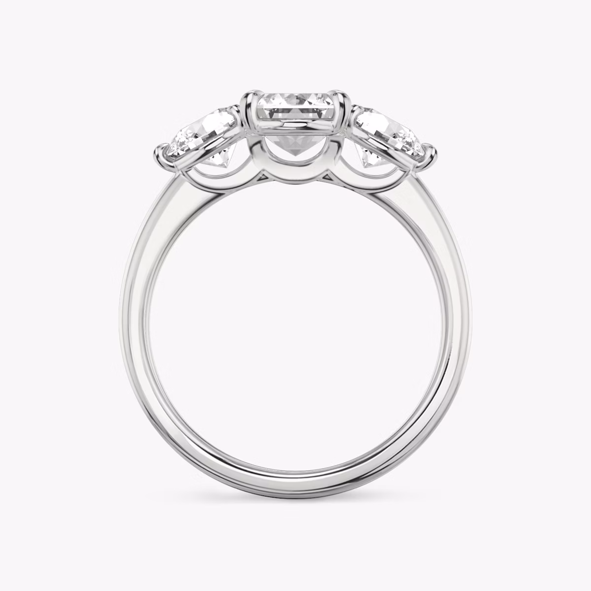 Three Stone | Emerald | 18k | Weißgold | bandAccent: Ohne Pavé-Besatz | sideStoneCarat: 0.50ct | sideStoneShape: Rund | diamondOrientation: vertical | caratWeight: other