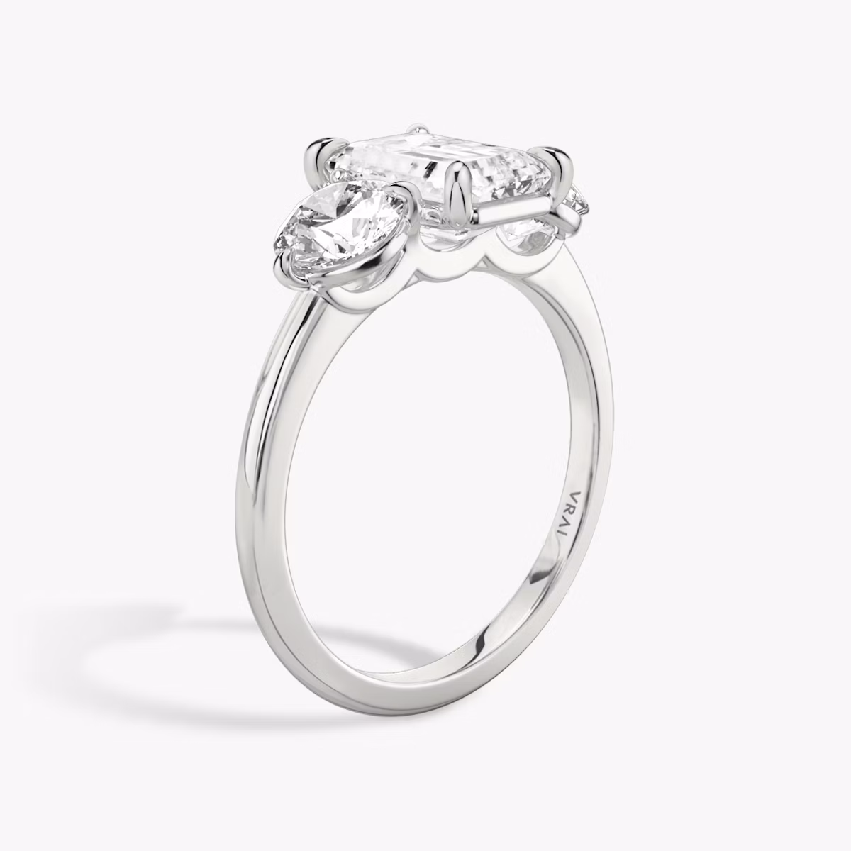 Three Stone | Emerald | 18k | Weißgold | bandAccent: Ohne Pavé-Besatz | sideStoneCarat: 0.50ct | sideStoneShape: Rund | diamondOrientation: vertical | caratWeight: other