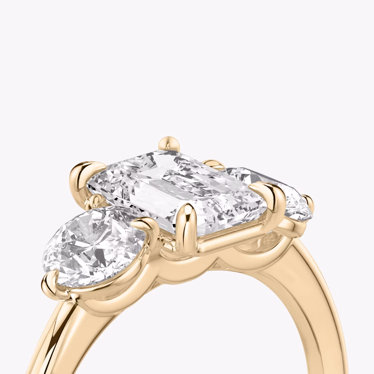 Three Stone | Emerald | 14k | Roségold | bandAccent: Ohne Pavé-Besatz | sideStoneCarat: 0.50ct | sideStoneShape: Rund | diamondOrientation: vertical | caratWeight: other