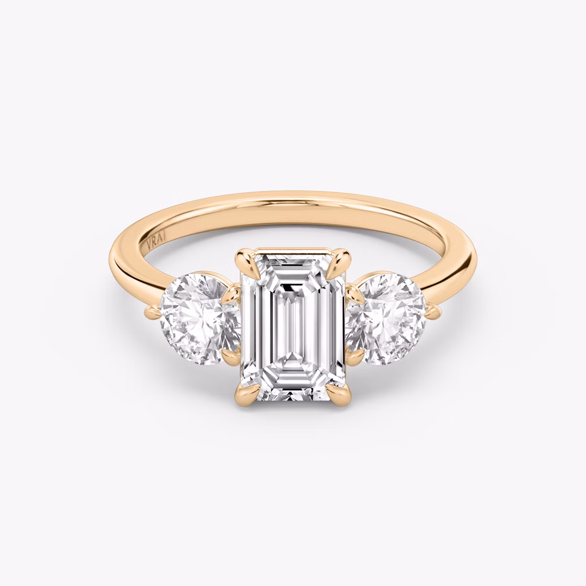 Three Stone | Emerald | 14k | Roségold | bandAccent: Ohne Pavé-Besatz | sideStoneCarat: 0.50ct | sideStoneShape: Rund | diamondOrientation: vertical | caratWeight: other