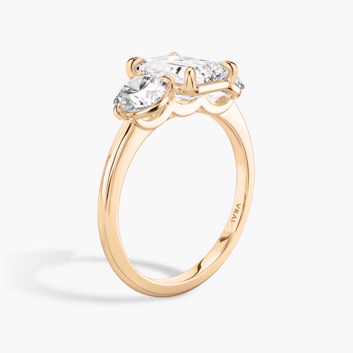 Three Stone | Emerald | 14k | Roségold | bandAccent: Ohne Pavé-Besatz | sideStoneCarat: 0.50ct | sideStoneShape: Rund | diamondOrientation: vertical | caratWeight: other