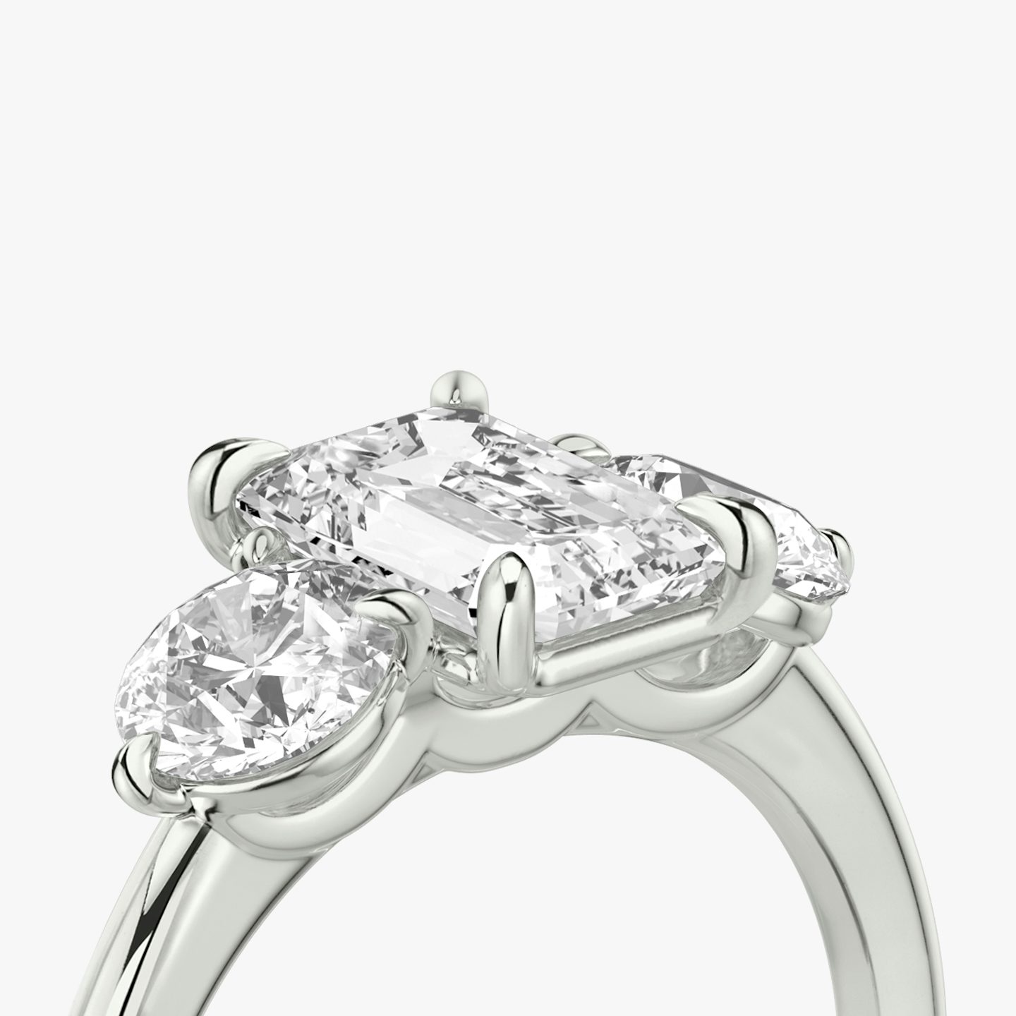 Three Stone | Emerald | Platin | bandAccent: Ohne Pavé-Besatz | sideStoneCarat: 0.50ct | sideStoneShape: Rund | diamondOrientation: vertical | caratWeight: other