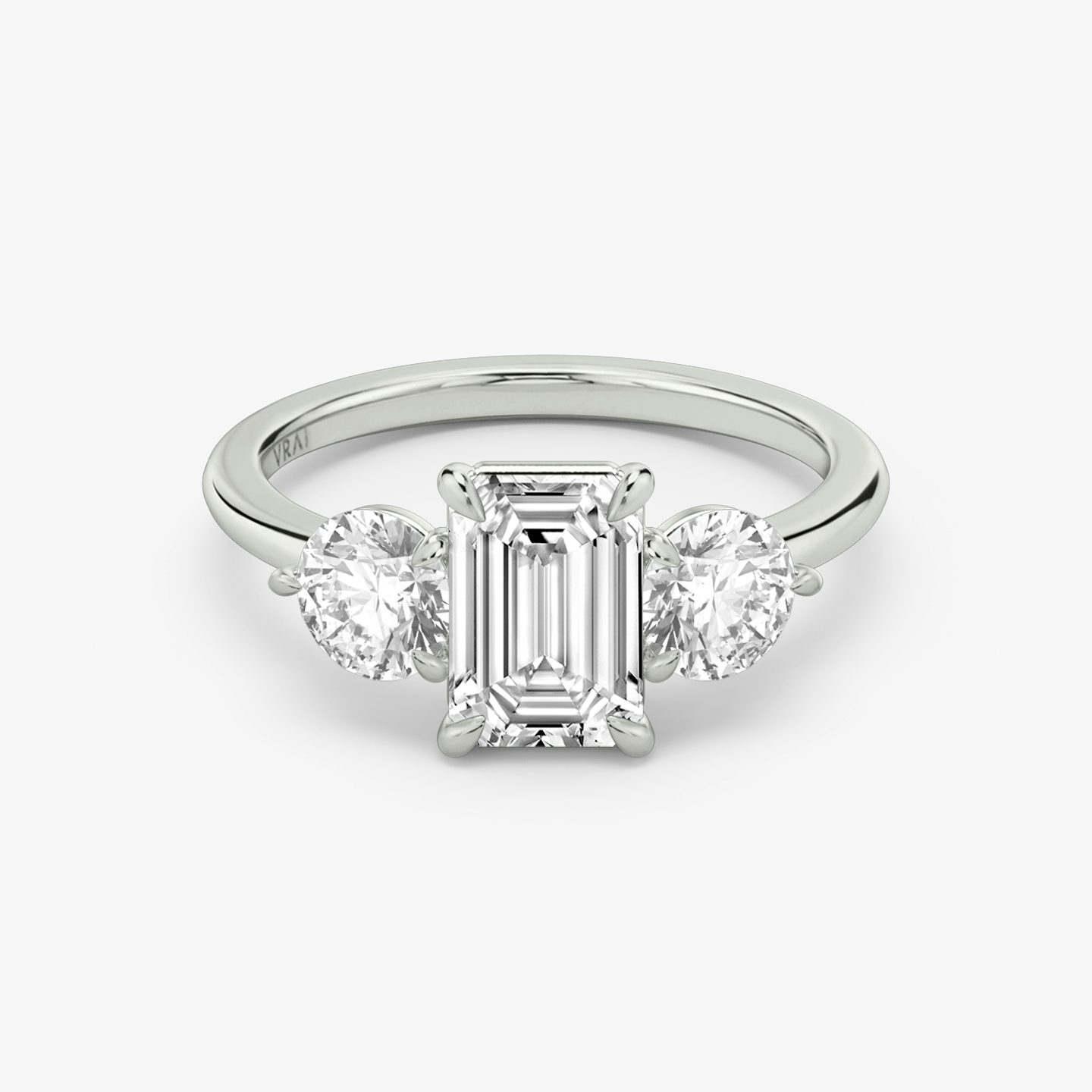 Three Stone | Emerald | Platin | bandAccent: Ohne Pavé-Besatz | sideStoneCarat: 0.50ct | sideStoneShape: Rund | diamondOrientation: vertical | caratWeight: other