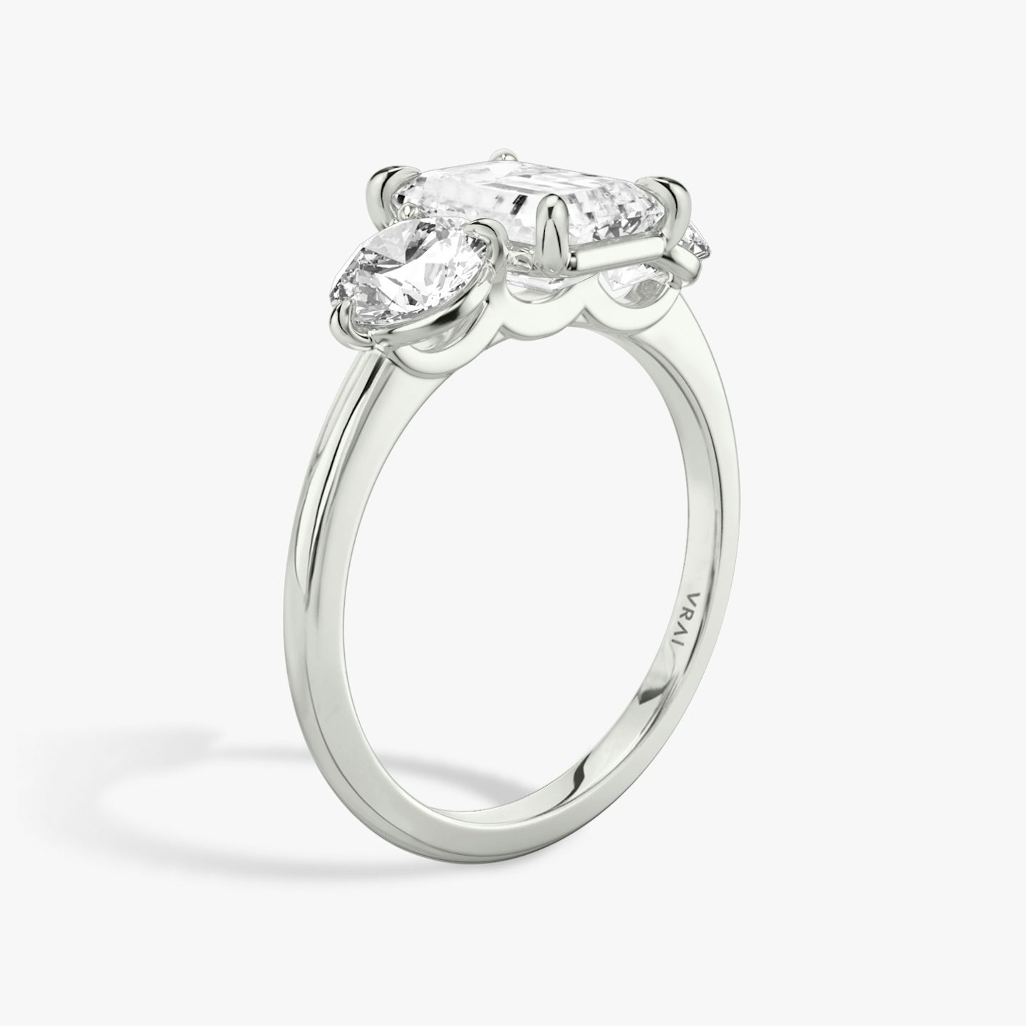 Three Stone | Emerald | Platin | bandAccent: Ohne Pavé-Besatz | sideStoneCarat: 0.50ct | sideStoneShape: Rund | diamondOrientation: vertical | caratWeight: other