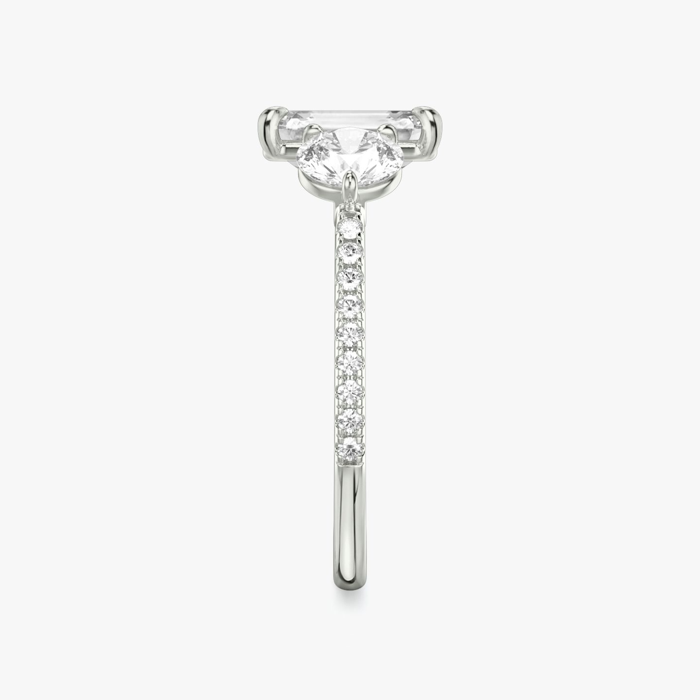 Three Stone | Emerald | 18k | Weißgold | bandAccent: Mit Pavé-Besatz | sideStoneCarat: 0.50ct | sideStoneShape: Rund | diamondOrientation: vertical | caratWeight: other