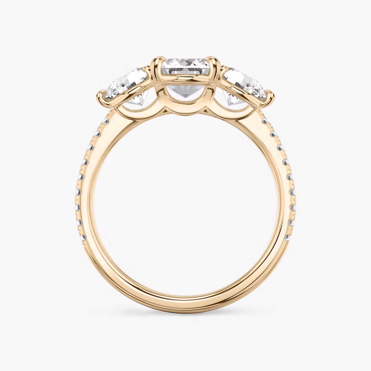 Three Stone | Emerald | 14k | Roségold | bandAccent: Mit Pavé-Besatz | sideStoneCarat: 0.50ct | sideStoneShape: Rund | diamondOrientation: vertical | caratWeight: other