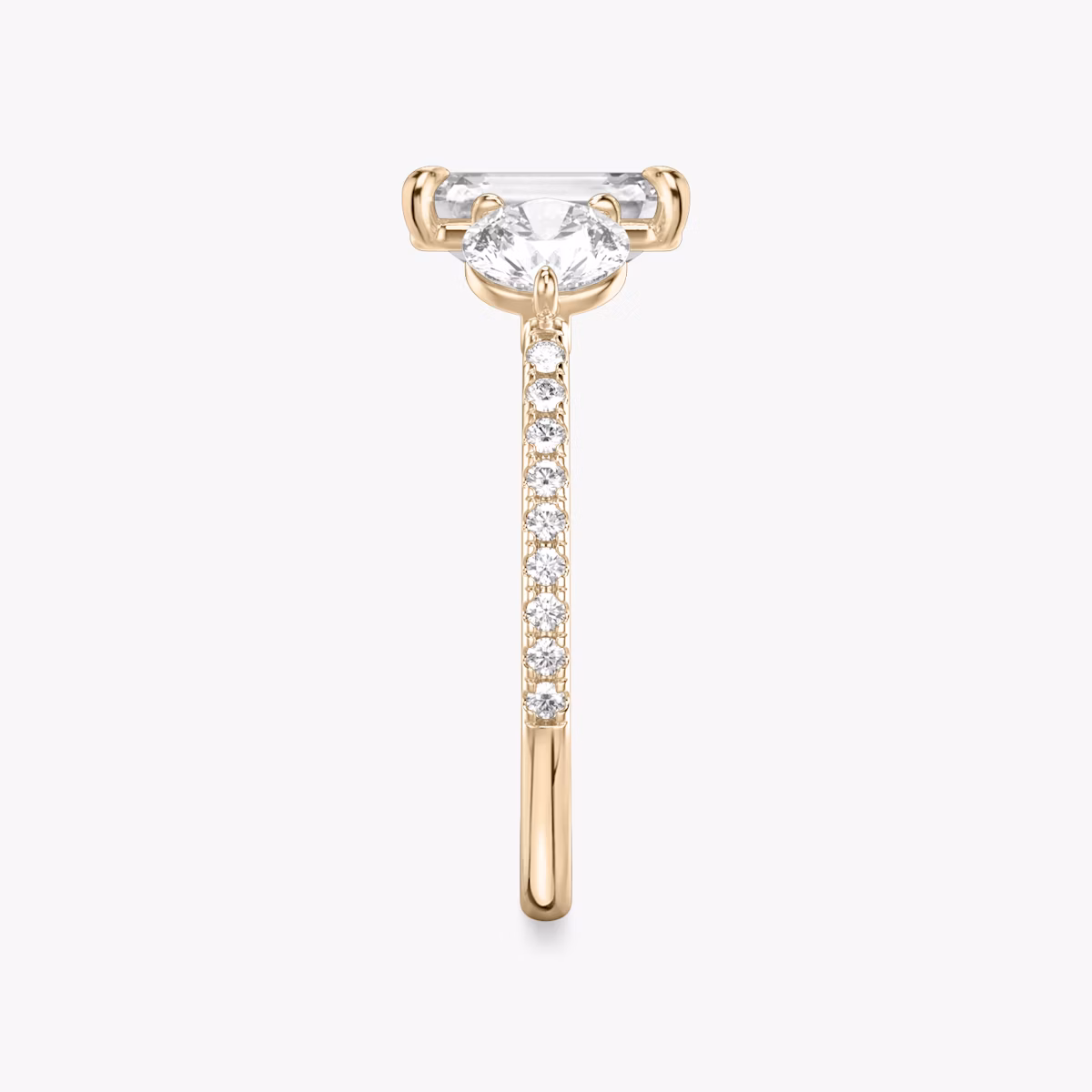 Three Stone | Emerald | 14k | Roségold | bandAccent: Mit Pavé-Besatz | sideStoneCarat: 0.50ct | sideStoneShape: Rund | diamondOrientation: vertical | caratWeight: other