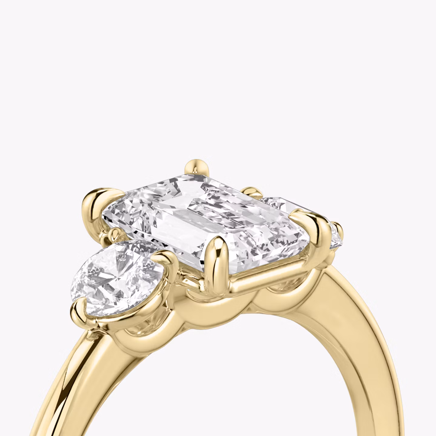 Three Stone | Emerald | 18k | Gelbgold | bandAccent: Ohne Pavé-Besatz | sideStoneCarat: 0.25ct | sideStoneShape: Rund | diamondOrientation: vertical | caratWeight: other