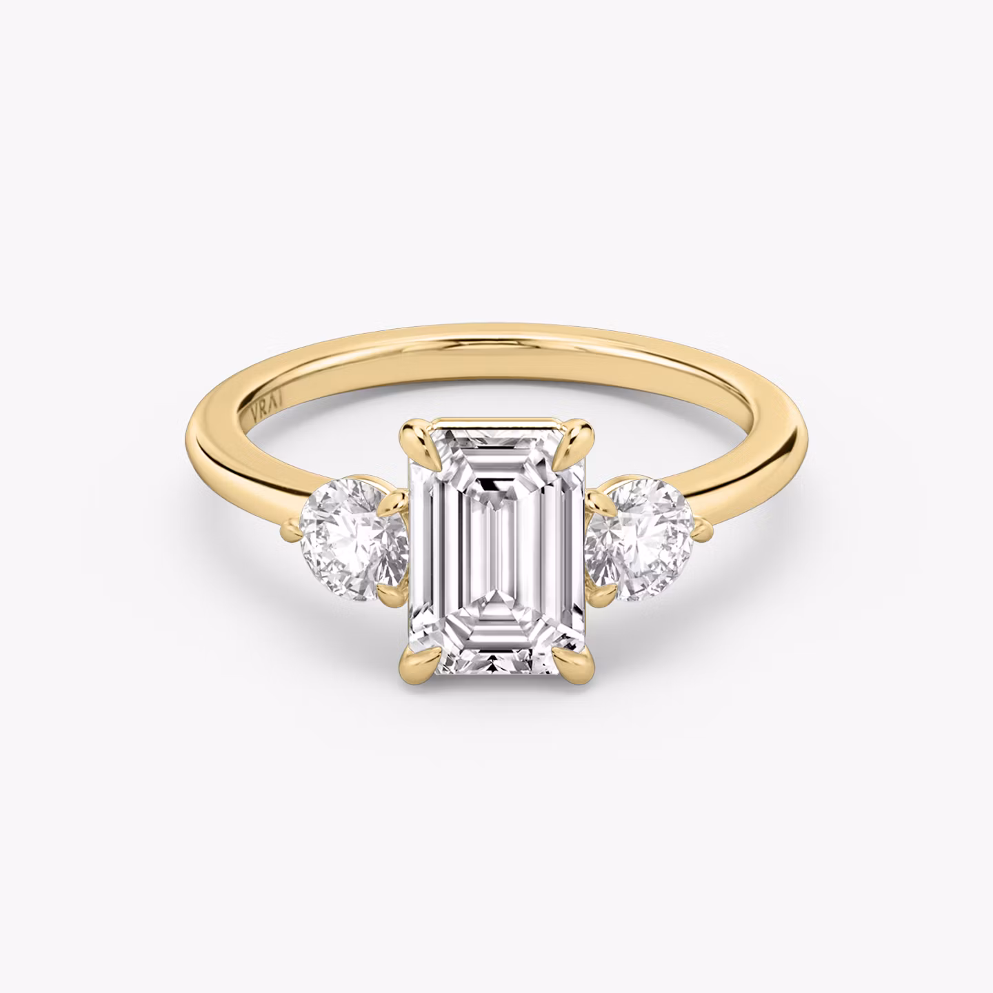 Three Stone | Emerald | 18k | Gelbgold | bandAccent: Ohne Pavé-Besatz | sideStoneCarat: 0.25ct | sideStoneShape: Rund | diamondOrientation: vertical | caratWeight: other