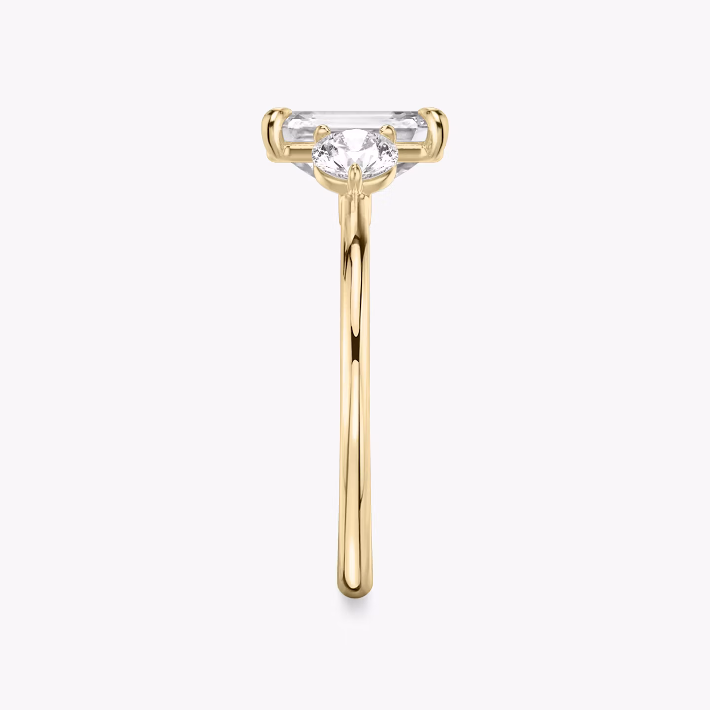 Three Stone | Emerald | 18k | Gelbgold | bandAccent: Ohne Pavé-Besatz | sideStoneCarat: 0.25ct | sideStoneShape: Rund | diamondOrientation: vertical | caratWeight: other