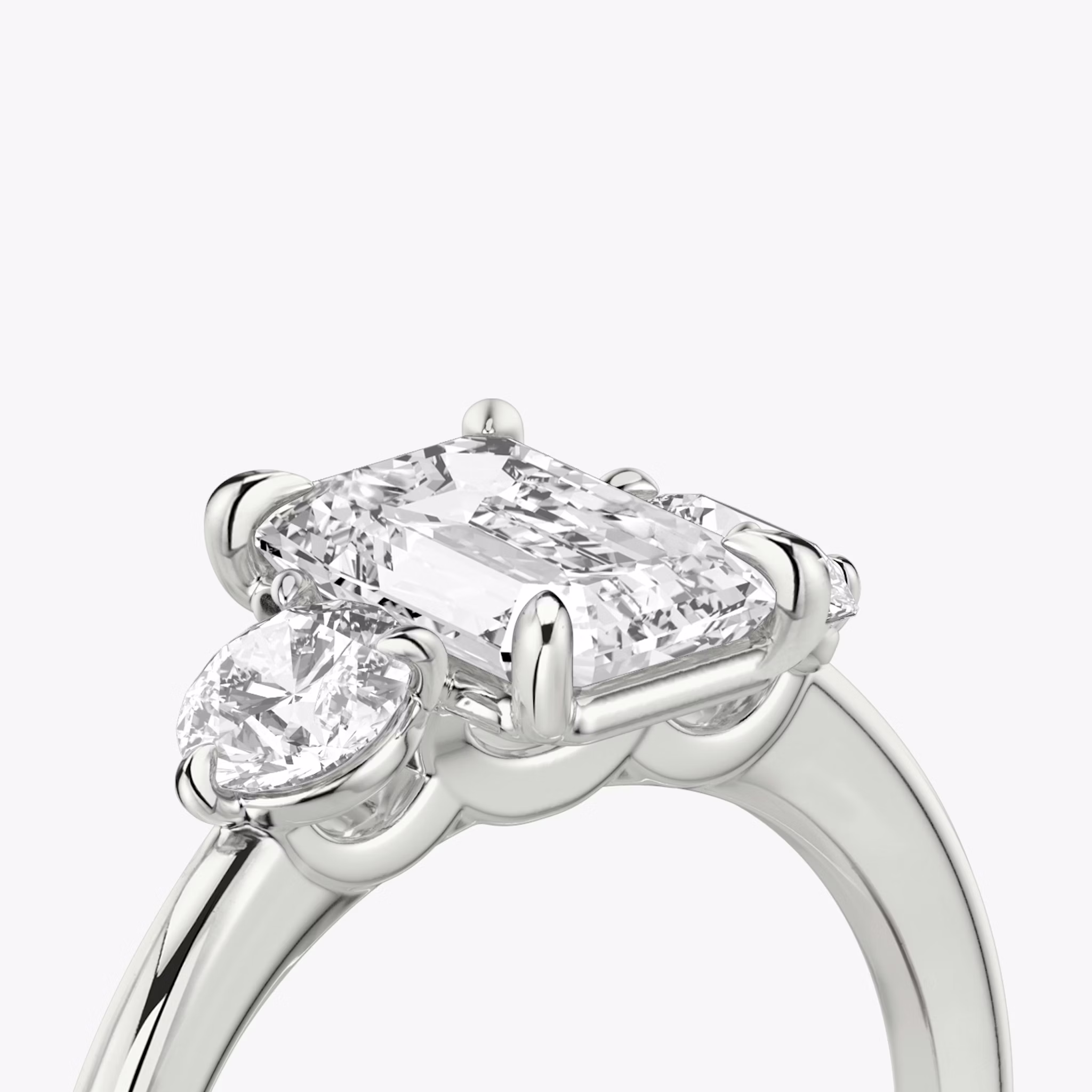 Three Stone | Emerald | 18k | Weißgold | bandAccent: Ohne Pavé-Besatz | sideStoneCarat: 0.25ct | sideStoneShape: Rund | diamondOrientation: vertical | caratWeight: other