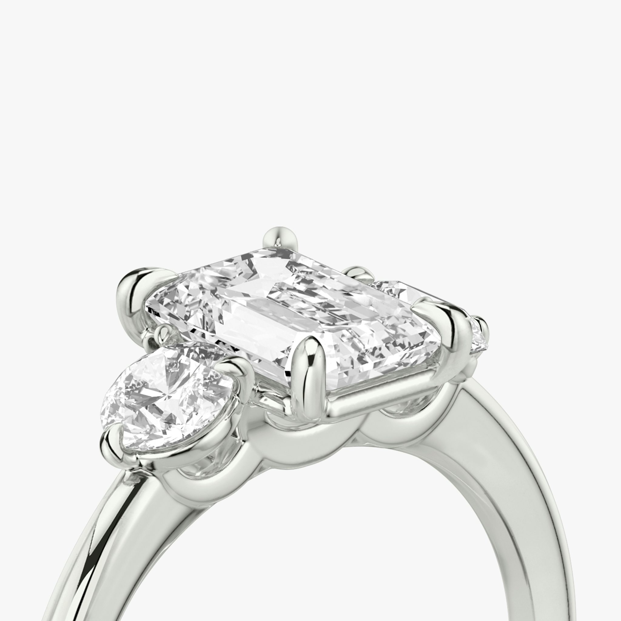 Three Stone | Emerald | 18k | Weißgold | bandAccent: Ohne Pavé-Besatz | sideStoneCarat: 0.25ct | sideStoneShape: Rund | diamondOrientation: vertical | caratWeight: other