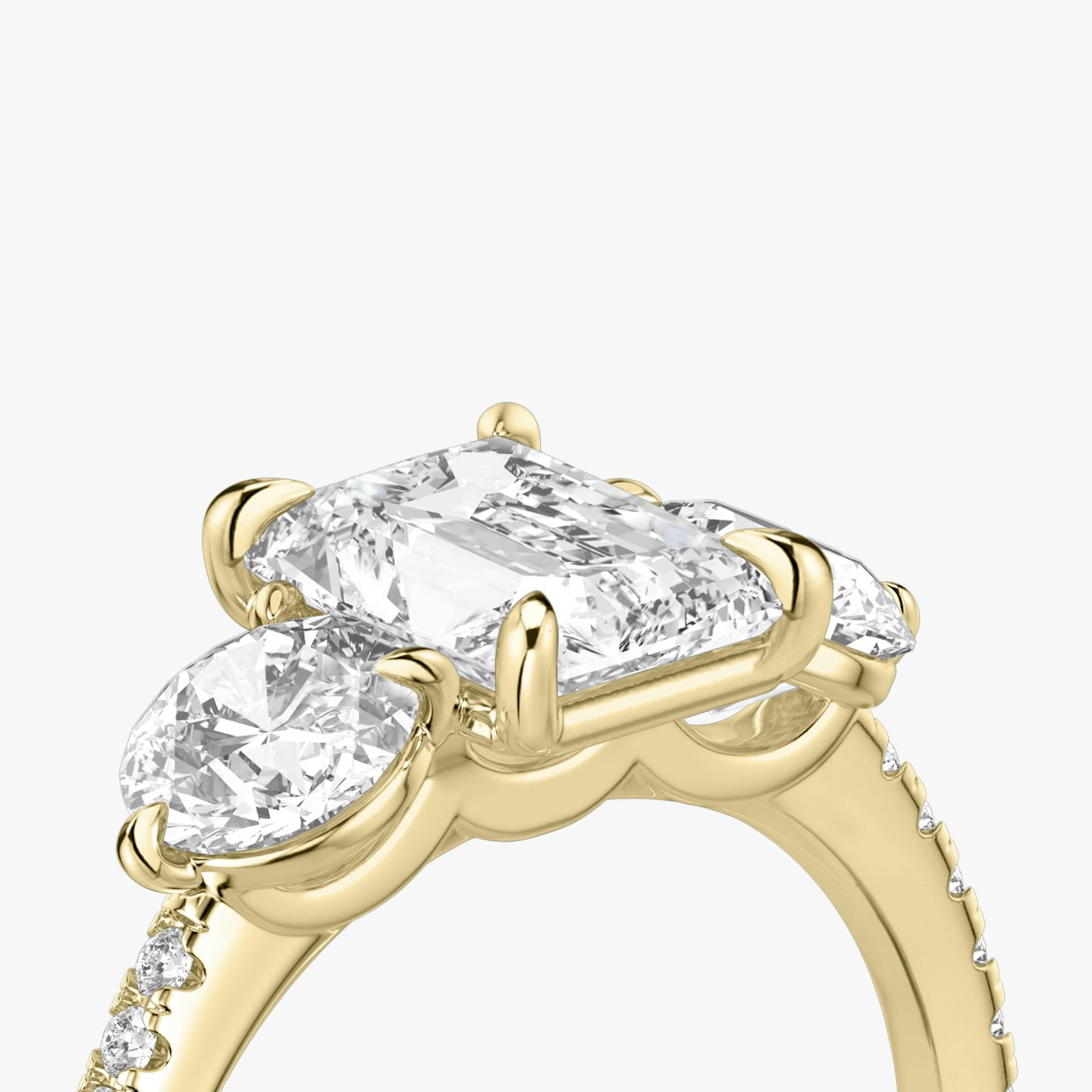 Three Stone | Radiant | 18k | Gelbgold | bandAccent: Mit Pavé-Besatz | sideStoneCarat: 0.50ct | sideStoneShape: Rund | diamondOrientation: vertical | caratWeight: other