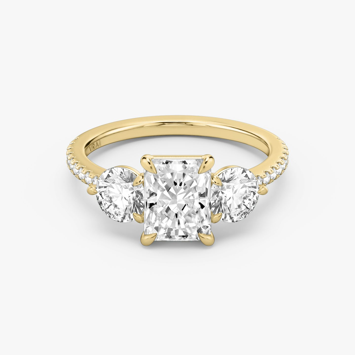 Three Stone | Radiant | 18k | Gelbgold | bandAccent: Mit Pavé-Besatz | sideStoneCarat: 0.50ct | sideStoneShape: Rund | diamondOrientation: vertical | caratWeight: other