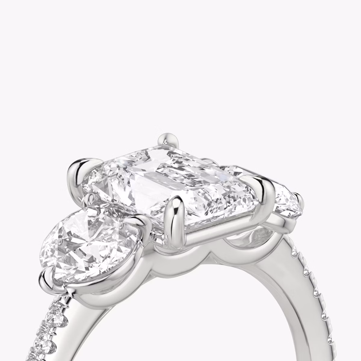 Three Stone | Radiant | 18k | Weißgold | bandAccent: Mit Pavé-Besatz | sideStoneCarat: 0.50ct | sideStoneShape: Rund | diamondOrientation: vertical | caratWeight: other
