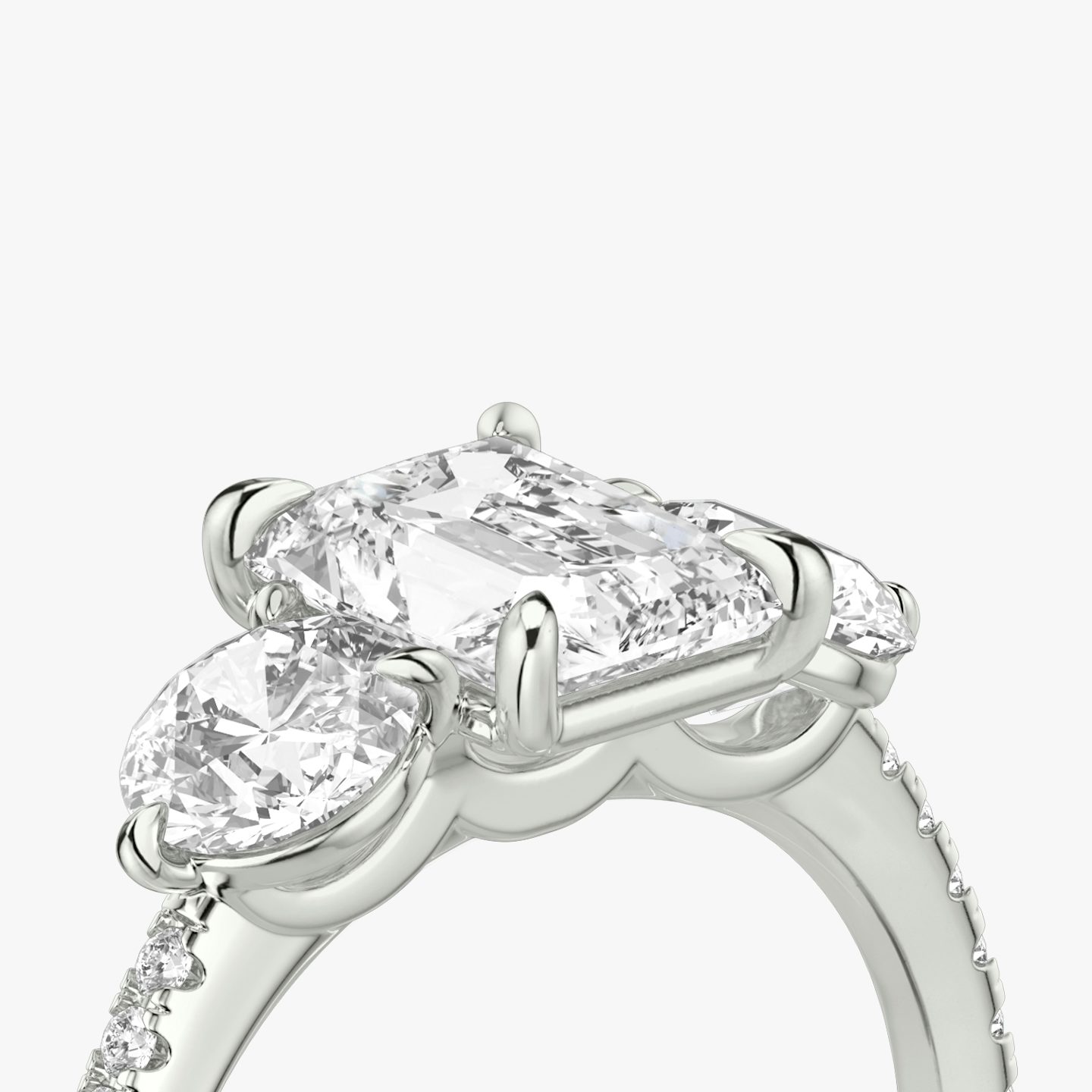 Three Stone | Radiant | 18k | Weißgold | bandAccent: Mit Pavé-Besatz | sideStoneCarat: 0.50ct | sideStoneShape: Rund | diamondOrientation: vertical | caratWeight: other
