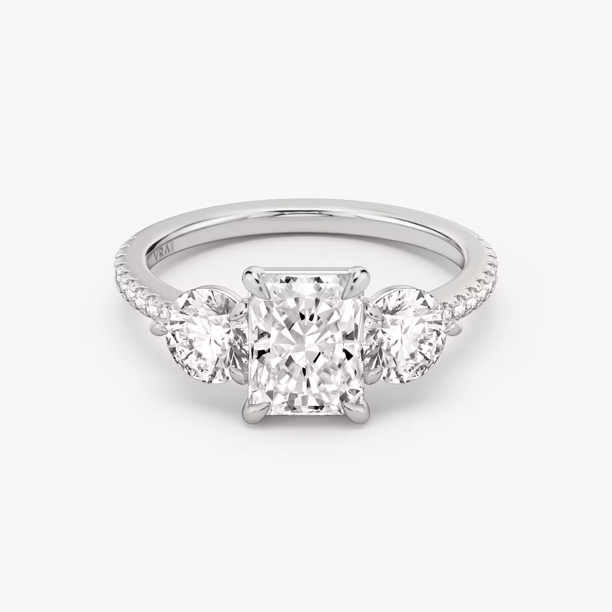 Three Stone | Radiant | 18k | Weißgold | bandAccent: Mit Pavé-Besatz | sideStoneCarat: 0.50ct | sideStoneShape: Rund | diamondOrientation: vertical | caratWeight: other