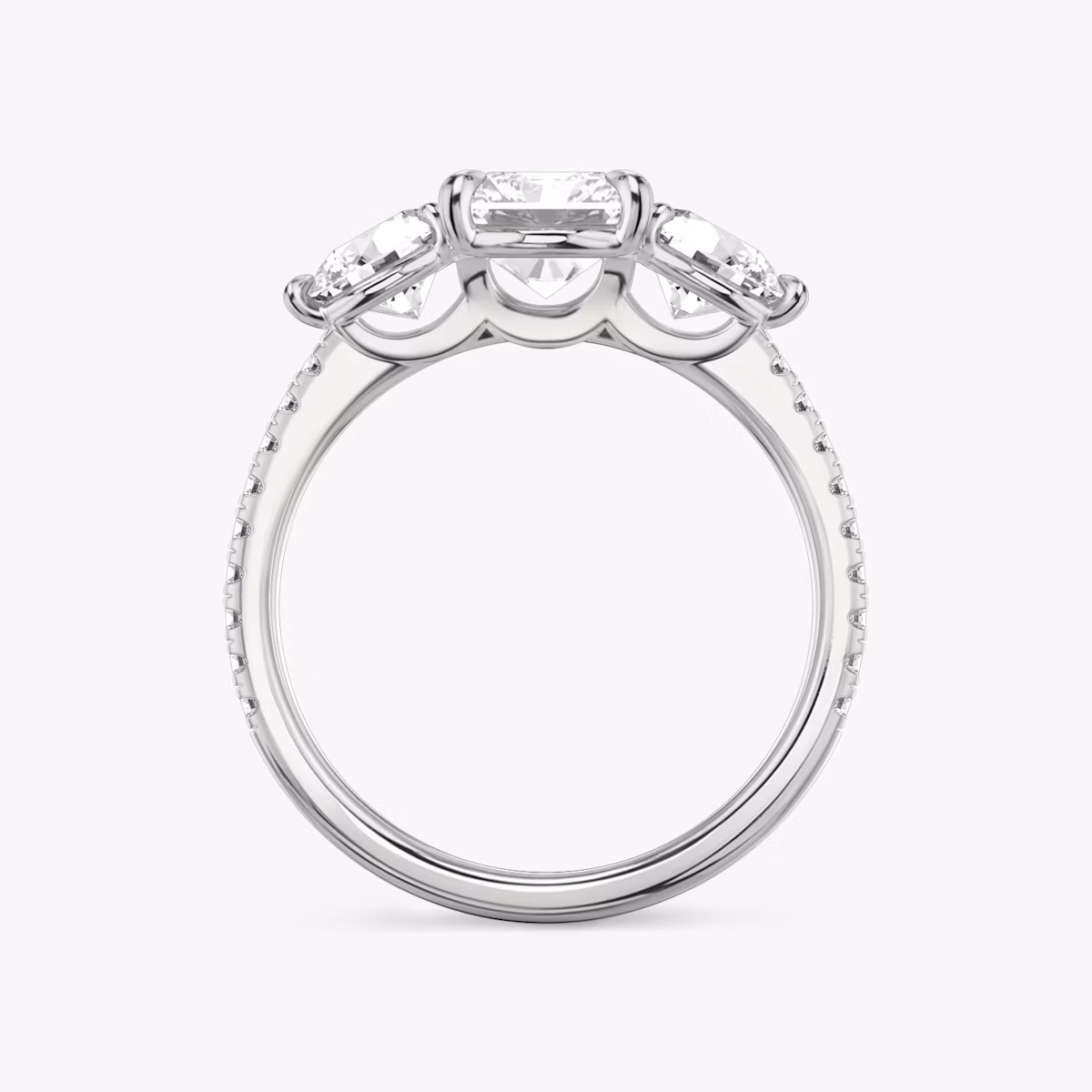 Three Stone | Radiant | 18k | Weißgold | bandAccent: Mit Pavé-Besatz | sideStoneCarat: 0.50ct | sideStoneShape: Rund | diamondOrientation: vertical | caratWeight: other