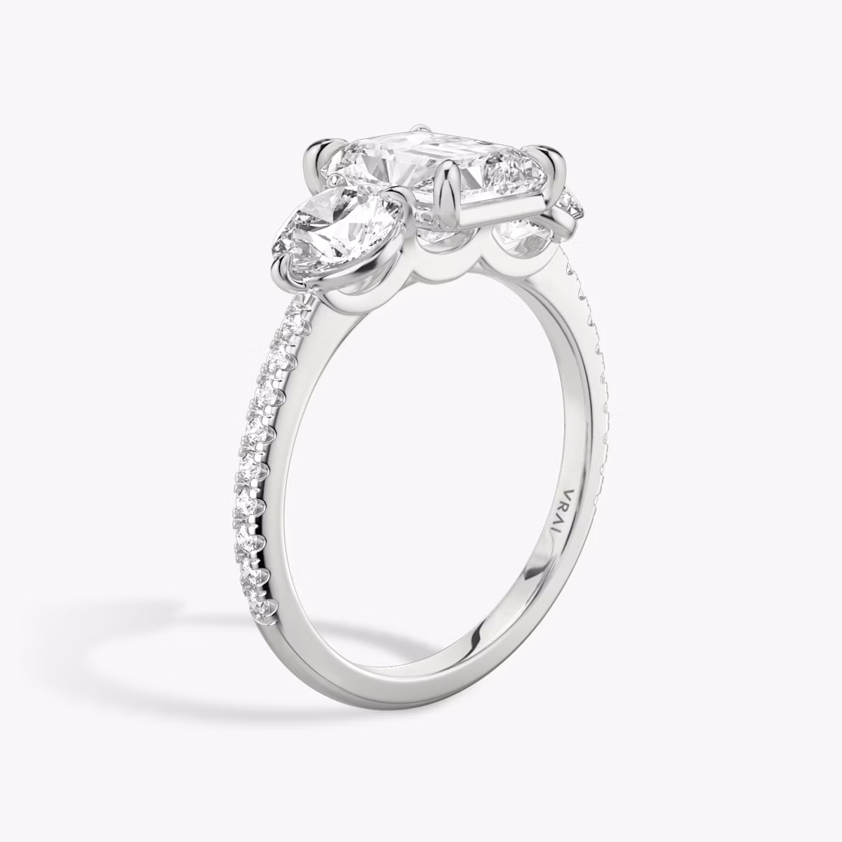 Three Stone | Radiant | 18k | Weißgold | bandAccent: Mit Pavé-Besatz | sideStoneCarat: 0.50ct | sideStoneShape: Rund | diamondOrientation: vertical | caratWeight: other