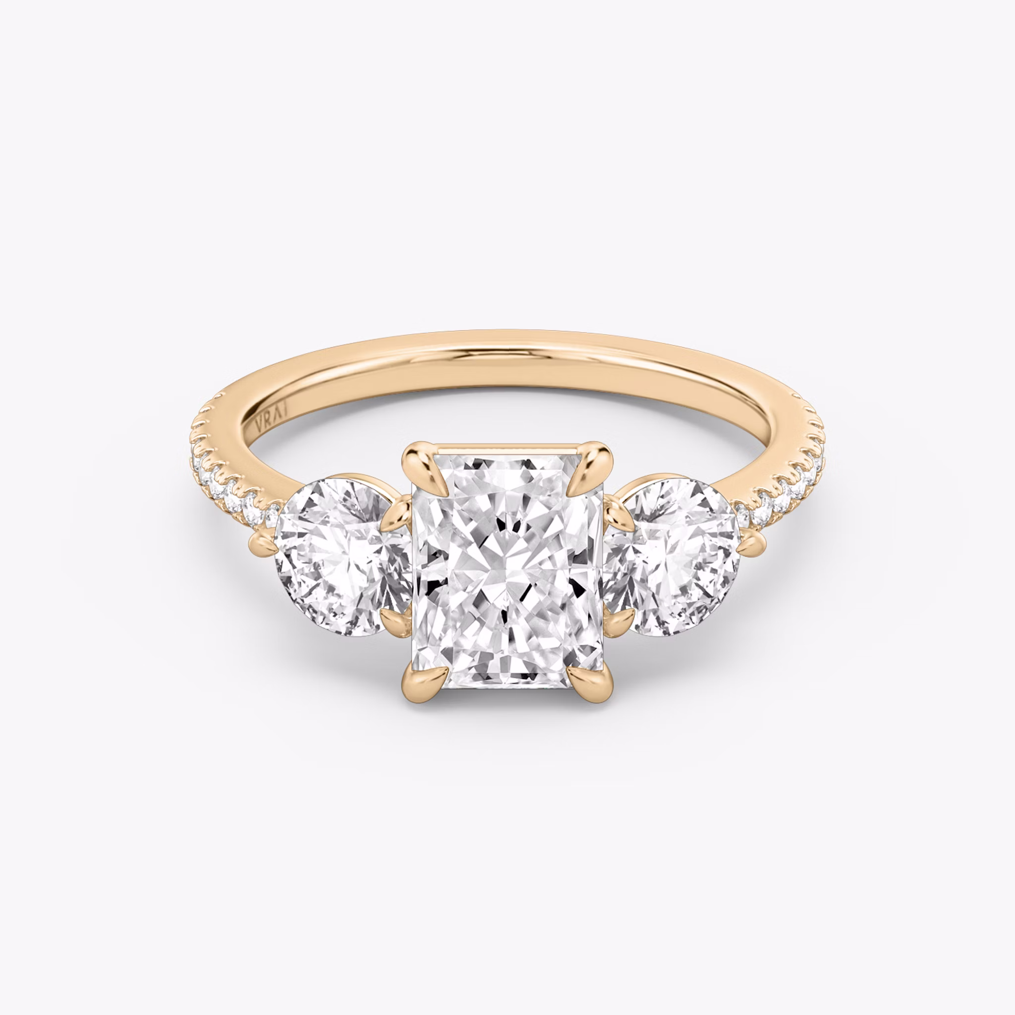 Three Stone | Radiant | 14k | Roségold | bandAccent: Mit Pavé-Besatz | sideStoneCarat: 0.50ct | sideStoneShape: Rund | diamondOrientation: vertical | caratWeight: other