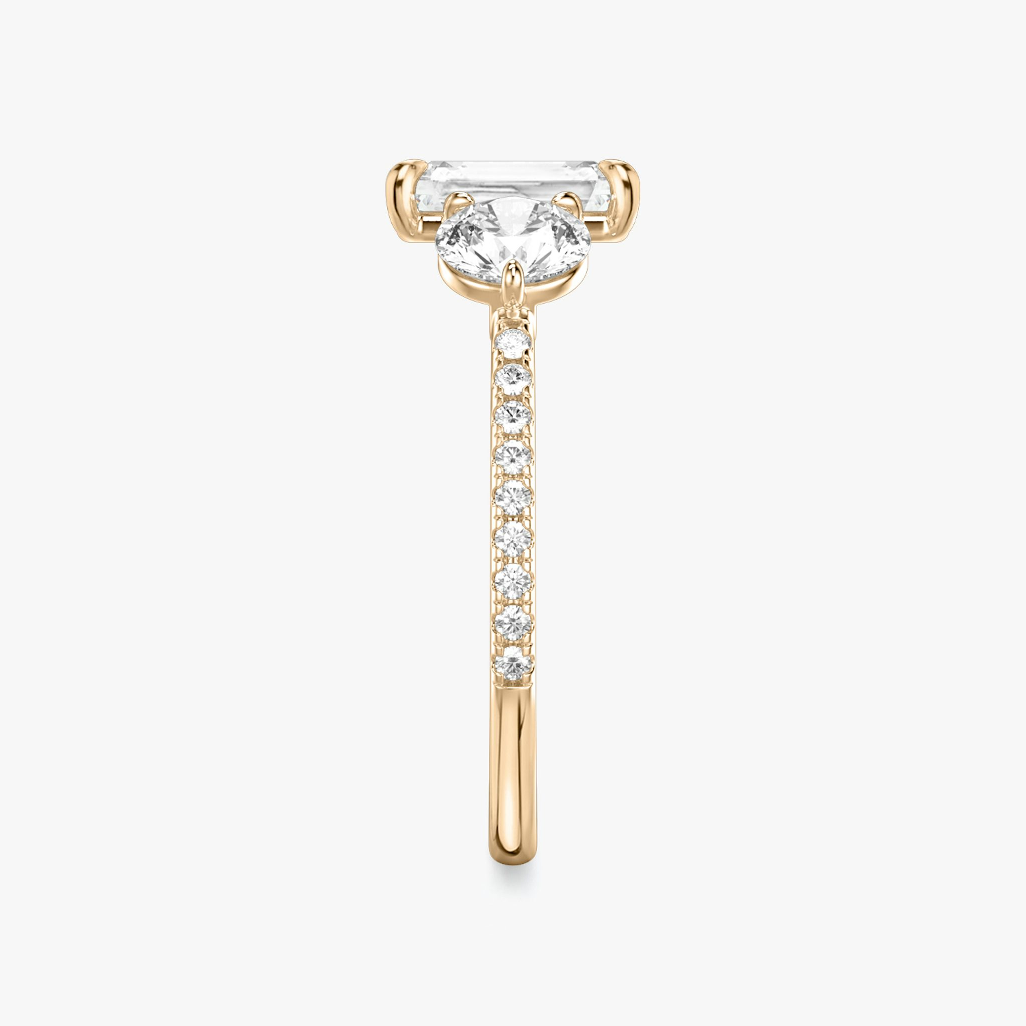 Three Stone | Radiant | 14k | Roségold | bandAccent: Mit Pavé-Besatz | sideStoneCarat: 0.50ct | sideStoneShape: Rund | diamondOrientation: vertical | caratWeight: other