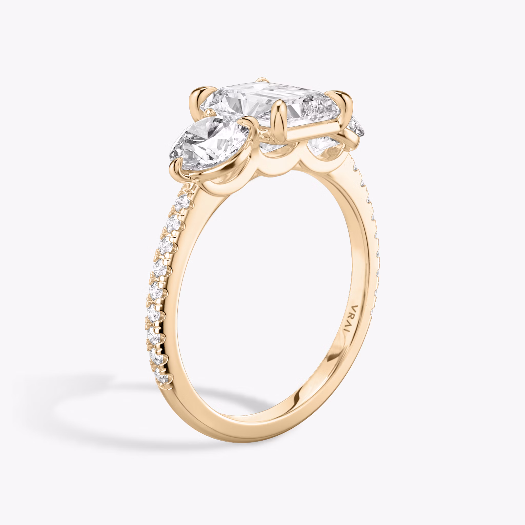 Three Stone | Radiant | 14k | Roségold | bandAccent: Mit Pavé-Besatz | sideStoneCarat: 0.50ct | sideStoneShape: Rund | diamondOrientation: vertical | caratWeight: other