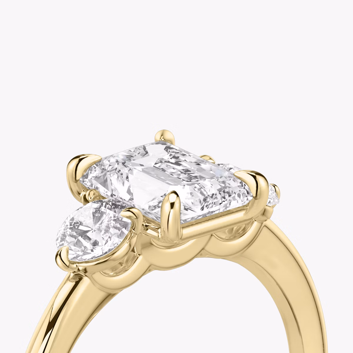 Three Stone | Radiant | 18k | Gelbgold | bandAccent: Ohne Pavé-Besatz | sideStoneCarat: 0.25ct | sideStoneShape: Rund | diamondOrientation: vertical | caratWeight: other