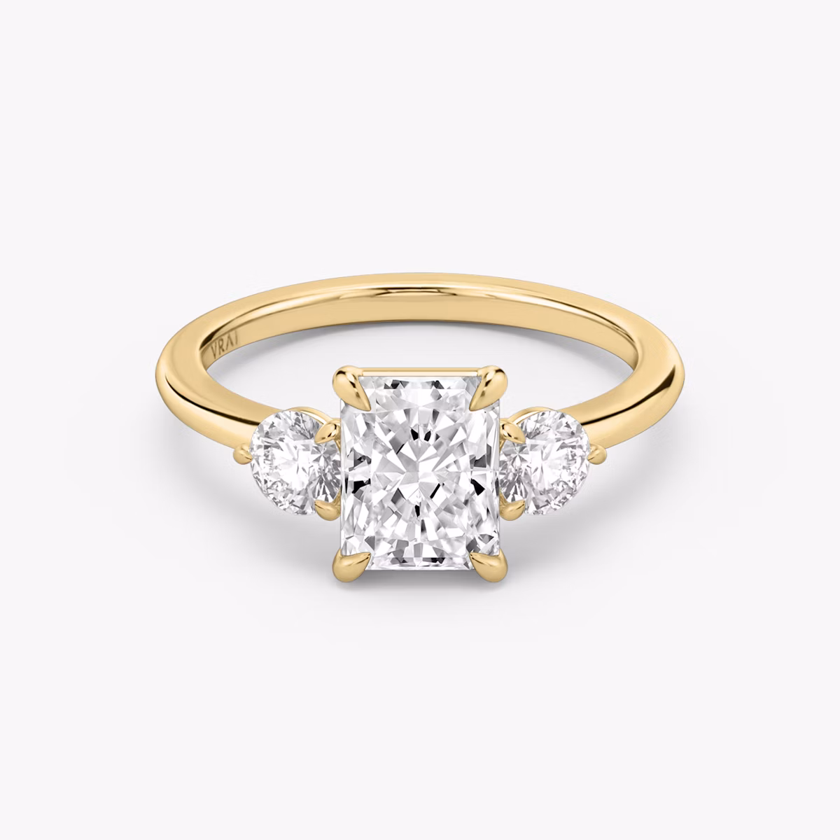 Three Stone | Radiant | 18k | Gelbgold | bandAccent: Ohne Pavé-Besatz | sideStoneCarat: 0.25ct | sideStoneShape: Rund | diamondOrientation: vertical | caratWeight: other