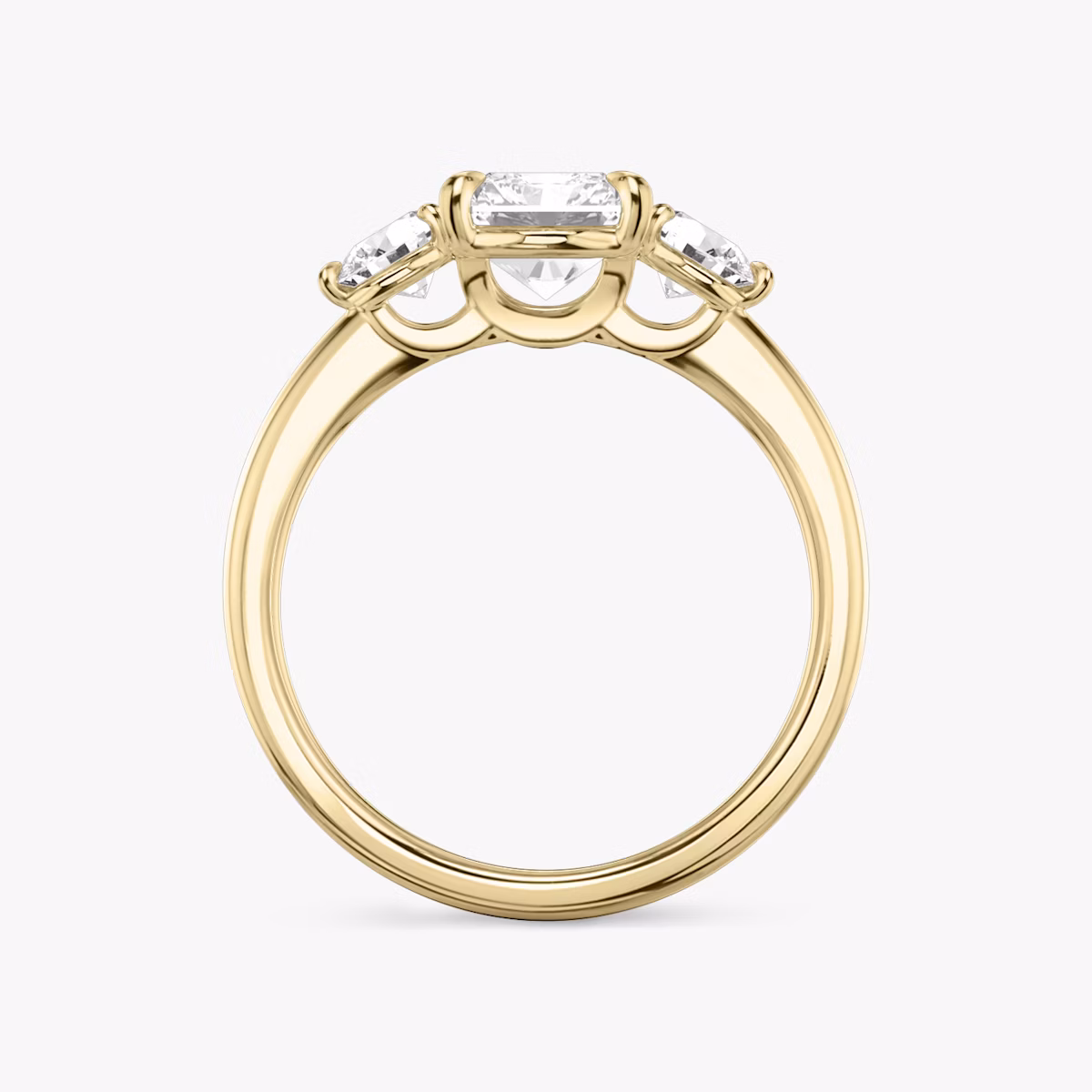 Three Stone | Radiant | 18k | Gelbgold | bandAccent: Ohne Pavé-Besatz | sideStoneCarat: 0.25ct | sideStoneShape: Rund | diamondOrientation: vertical | caratWeight: other