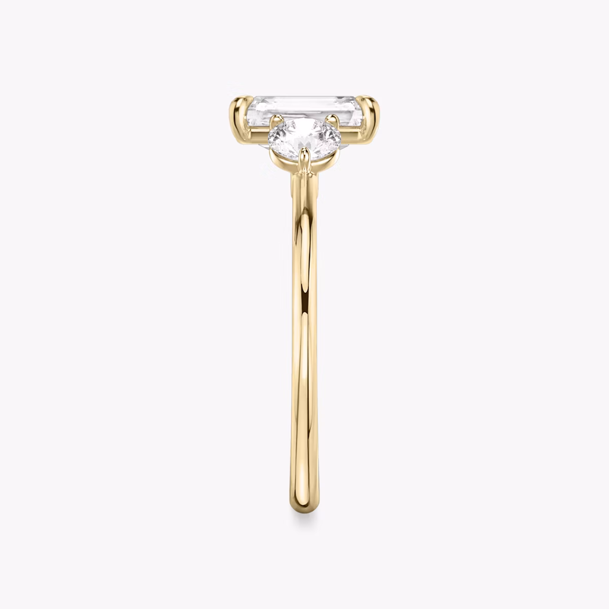 Three Stone | Radiant | 18k | Gelbgold | bandAccent: Ohne Pavé-Besatz | sideStoneCarat: 0.25ct | sideStoneShape: Rund | diamondOrientation: vertical | caratWeight: other