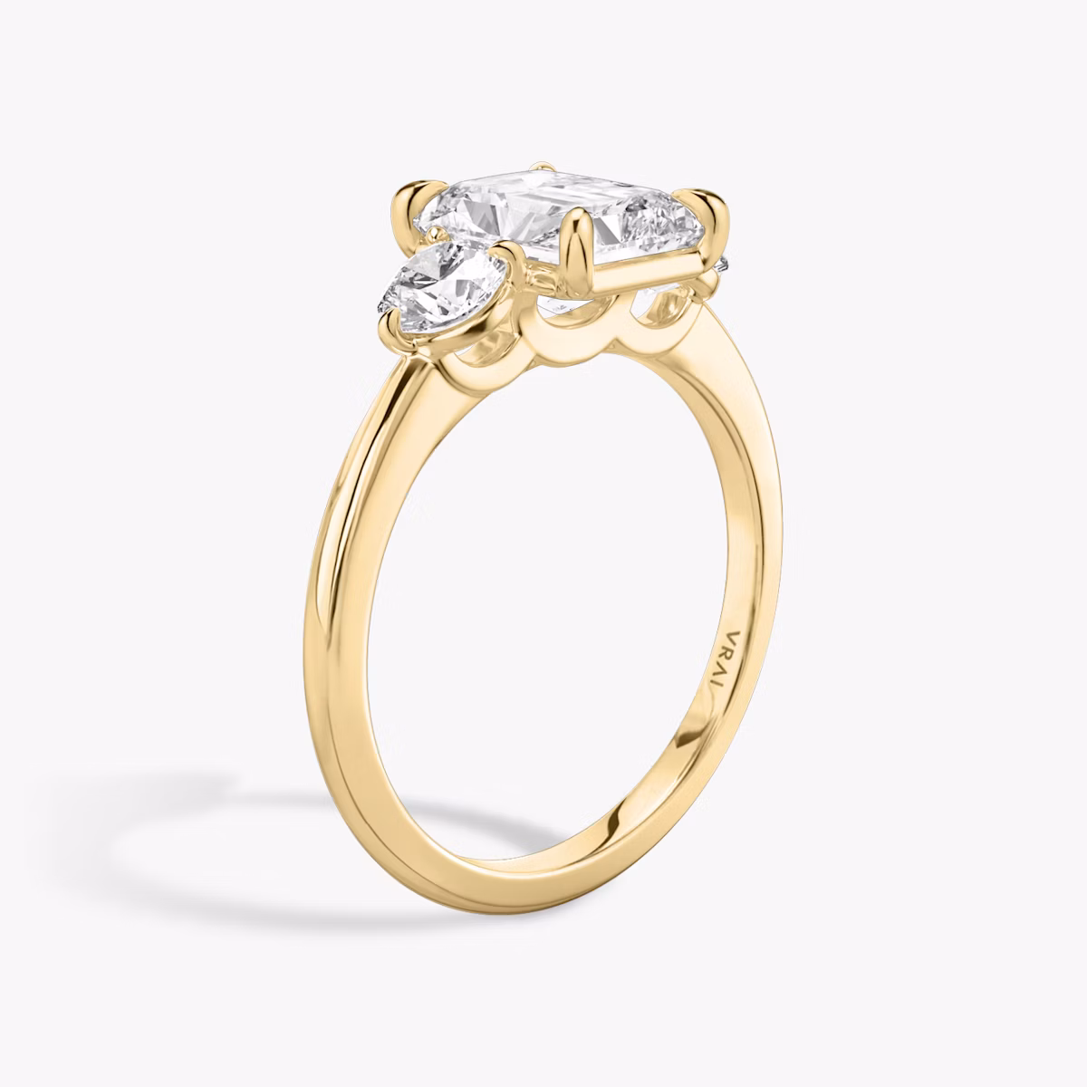 Three Stone | Radiant | 18k | Gelbgold | bandAccent: Ohne Pavé-Besatz | sideStoneCarat: 0.25ct | sideStoneShape: Rund | diamondOrientation: vertical | caratWeight: other