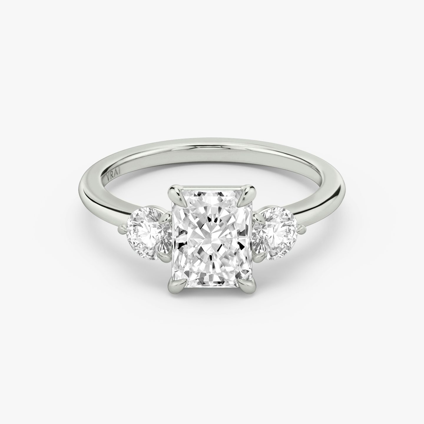 Three Stone | Radiant | 18k | Weißgold | bandAccent: Ohne Pavé-Besatz | sideStoneCarat: 0.25ct | sideStoneShape: Rund | diamondOrientation: vertical | caratWeight: other
