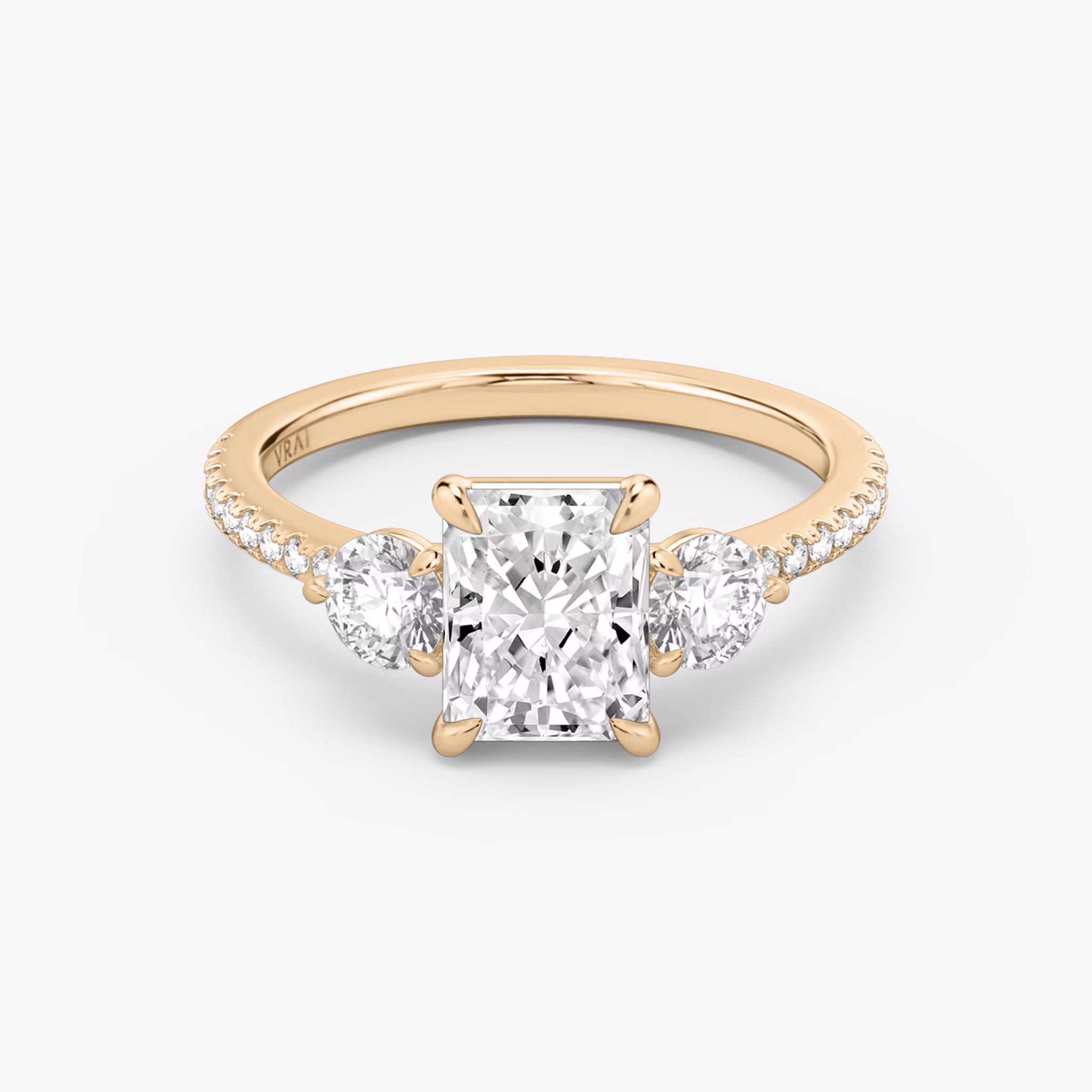 Anillo de compromiso Three Stone | Radiante | 14k | Oro rosa | bandAccent: Pavé | sideStoneCarat: 0.25ct | sideStoneShape: Brillante | diamondOrientation: vertical | caratWeight: other