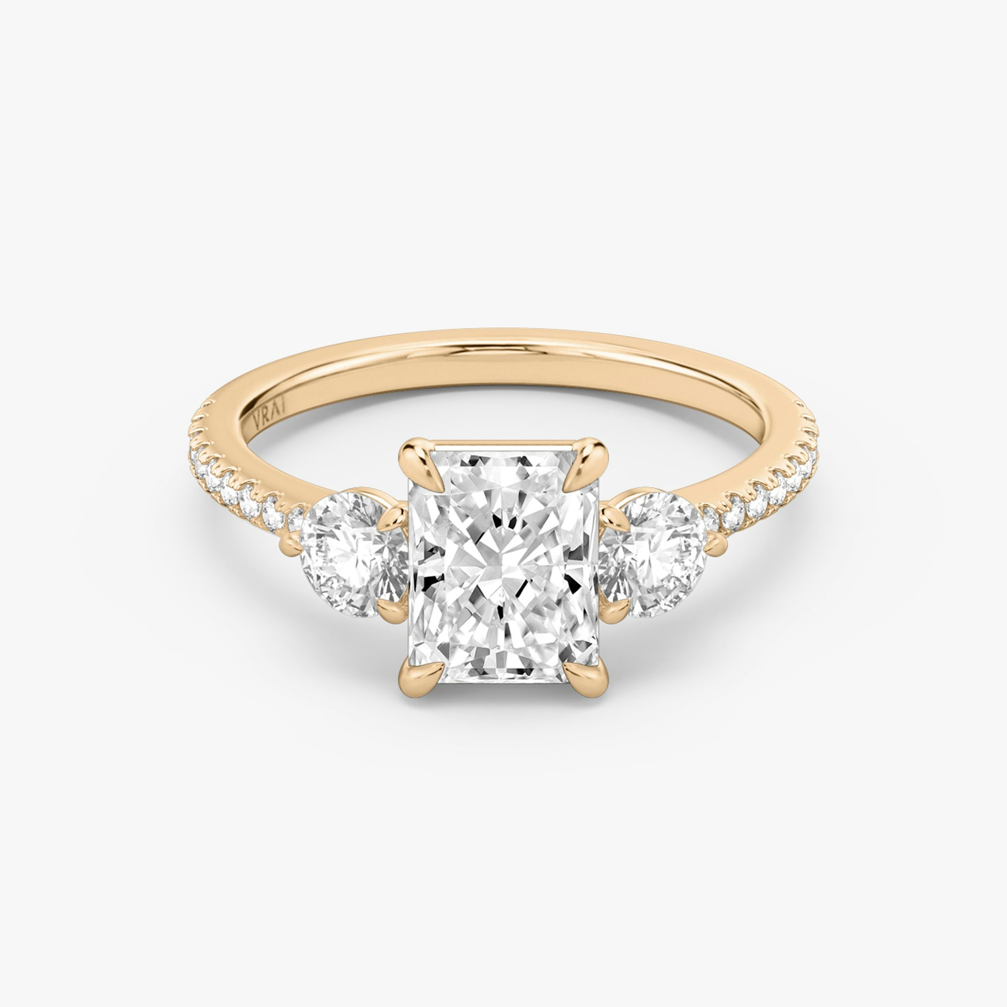Anillo de compromiso Three Stone | Radiante | 14k | Oro rosa | bandAccent: Pavé | sideStoneCarat: 0.25ct | sideStoneShape: Brillante | diamondOrientation: vertical | caratWeight: other