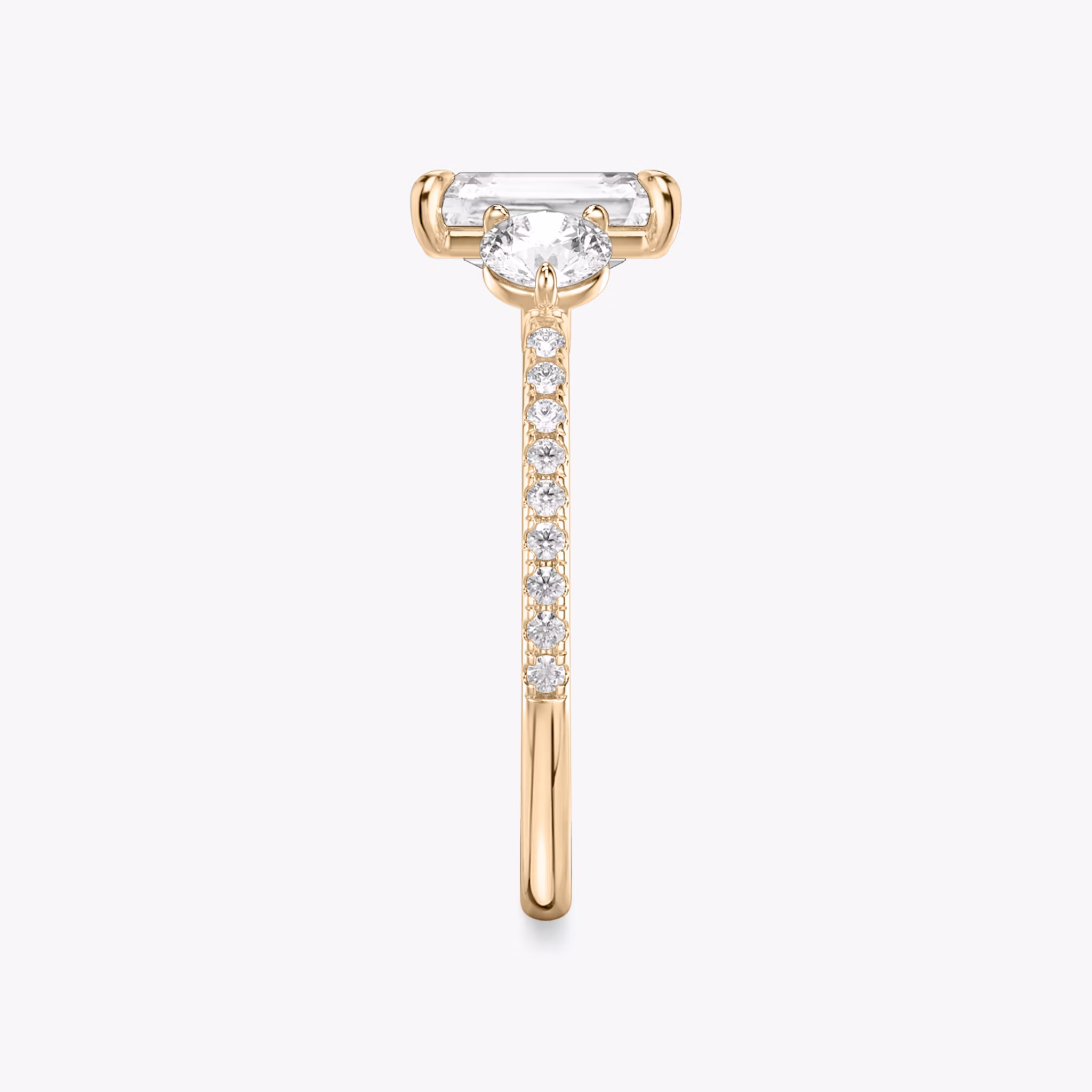 Anillo de compromiso Three Stone | Radiante | 14k | Oro rosa | bandAccent: Pavé | sideStoneCarat: 0.25ct | sideStoneShape: Brillante | diamondOrientation: vertical | caratWeight: other