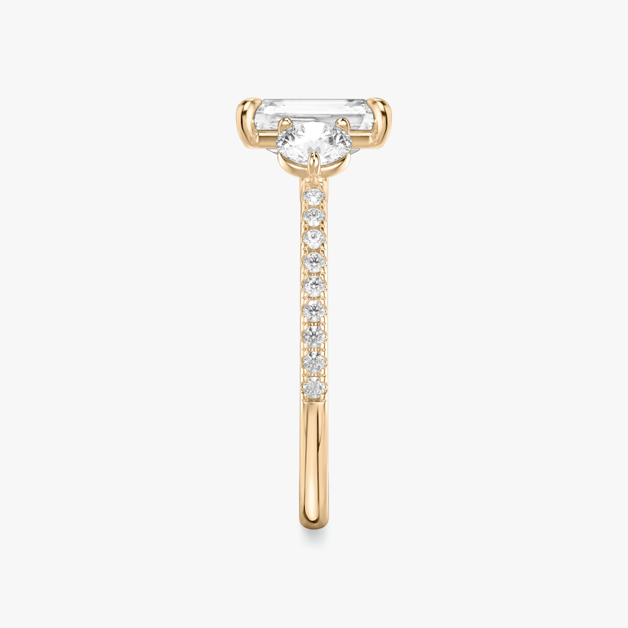 Anillo de compromiso Three Stone | Radiante | 14k | Oro rosa | bandAccent: Pavé | sideStoneCarat: 0.25ct | sideStoneShape: Brillante | diamondOrientation: vertical | caratWeight: other