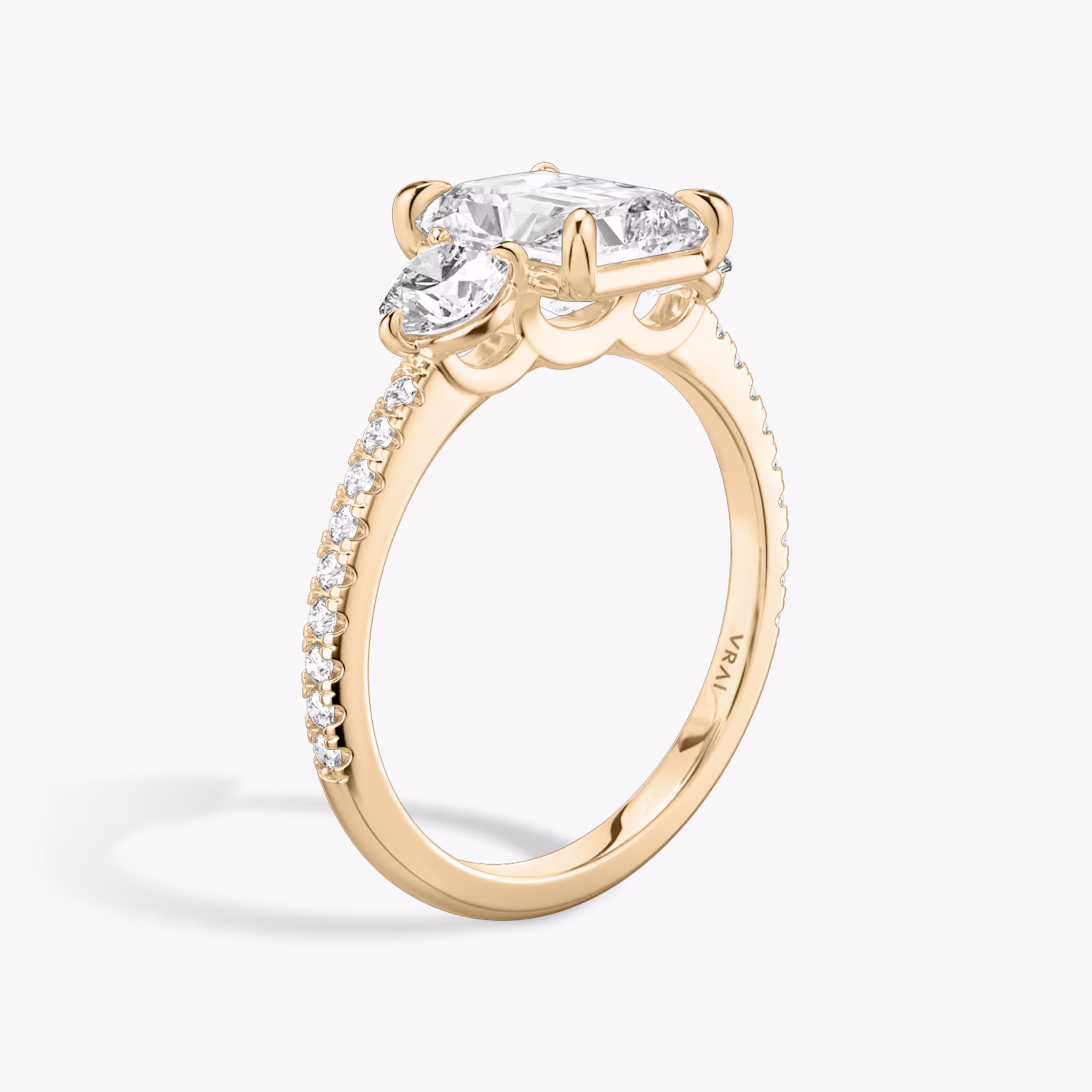 Anillo de compromiso Three Stone | Radiante | 14k | Oro rosa | bandAccent: Pavé | sideStoneCarat: 0.25ct | sideStoneShape: Brillante | diamondOrientation: vertical | caratWeight: other