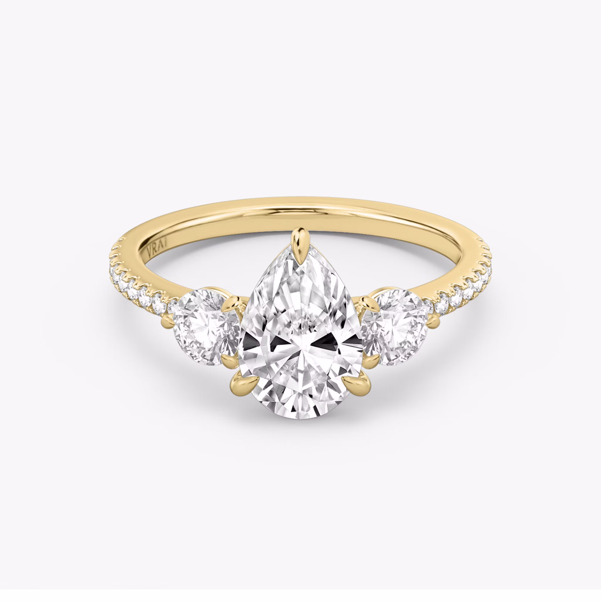 Three Stone | Tropfen | 18k | Gelbgold | bandAccent: Mit Pavé-Besatz | sideStoneCarat: 0.25ct | sideStoneShape: Rund | diamondOrientation: vertical | caratWeight: other