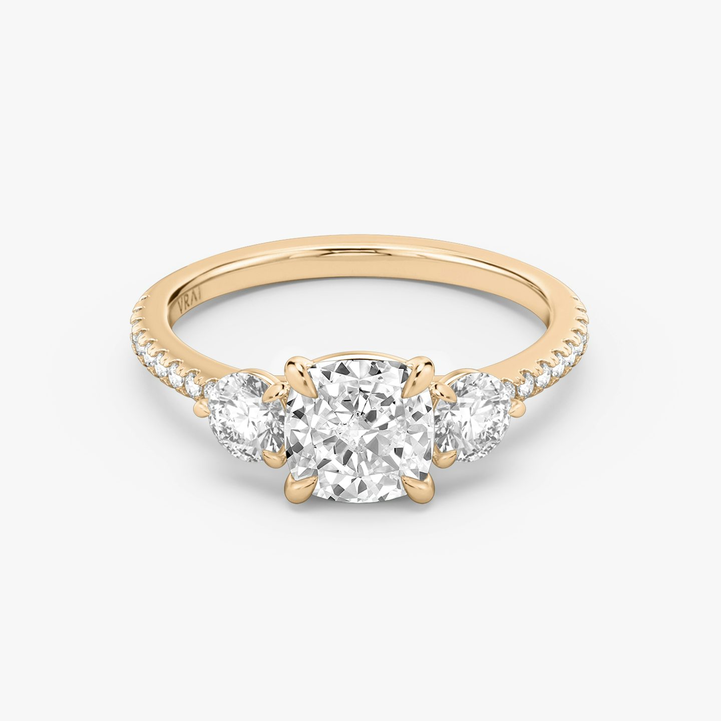 Three Stone | Cushion | 14k | Roségold | bandAccent: Mit Pavé-Besatz | sideStoneCarat: 0.25ct | sideStoneShape: Rund | diamondOrientation: vertical | caratWeight: other