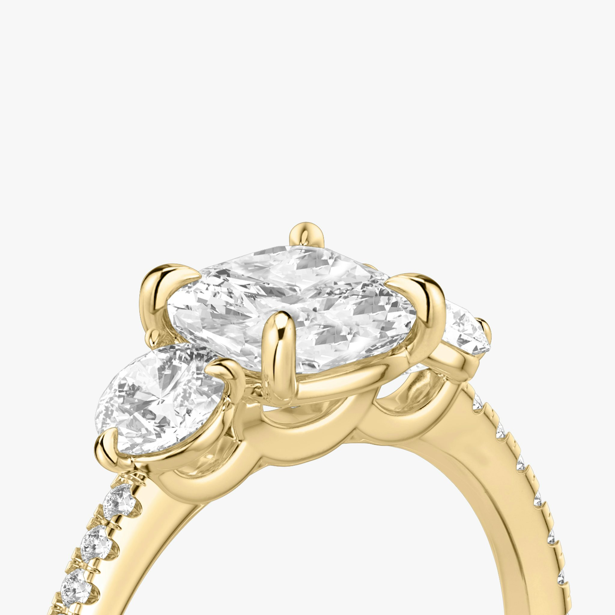 Three Stone | Cushion | 18k | Gelbgold | bandAccent: Mit Pavé-Besatz | sideStoneCarat: 0.25ct | sideStoneShape: Rund | diamondOrientation: vertical | caratWeight: other