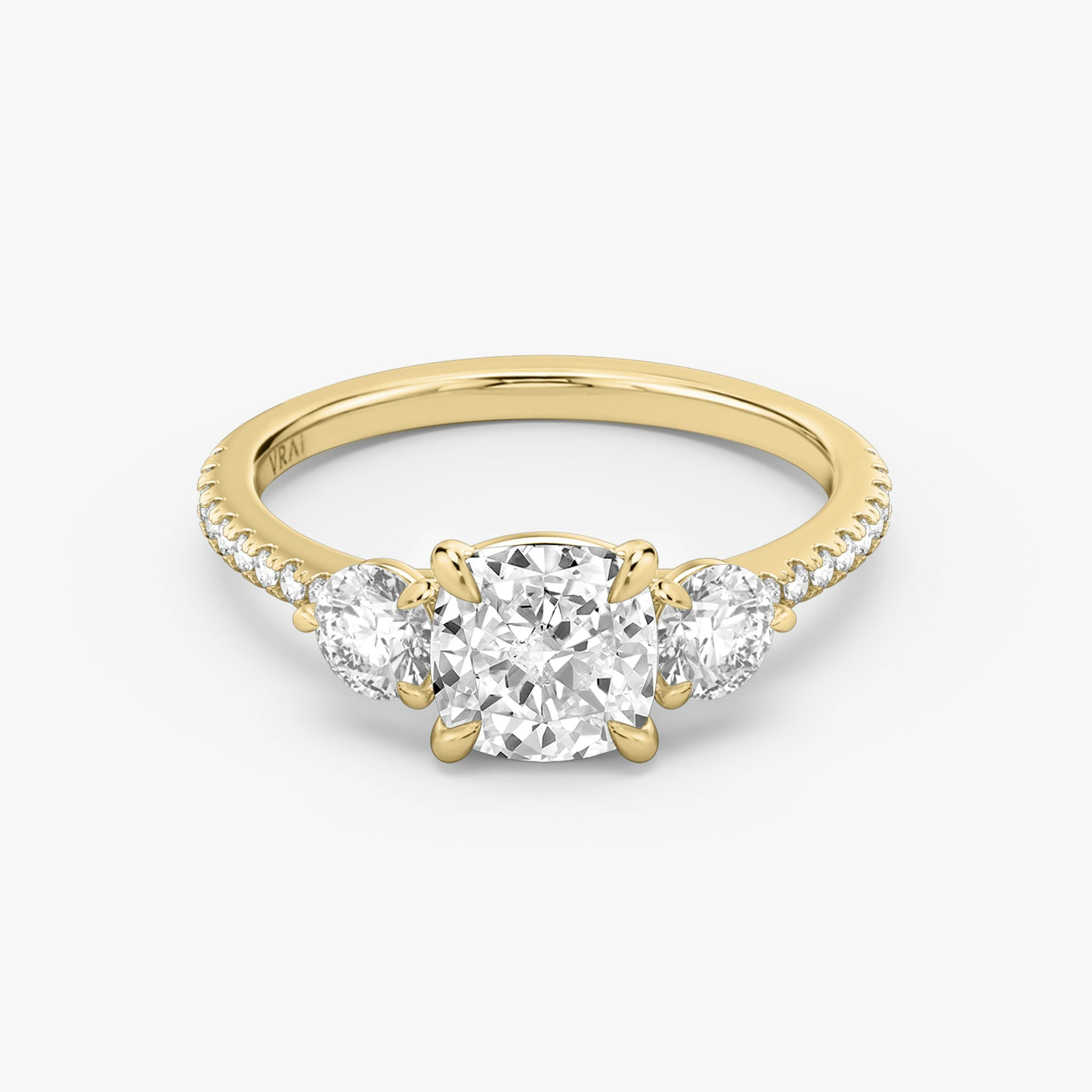 Three Stone | Cushion | 18k | Gelbgold | bandAccent: Mit Pavé-Besatz | sideStoneCarat: 0.25ct | sideStoneShape: Rund | diamondOrientation: vertical | caratWeight: other