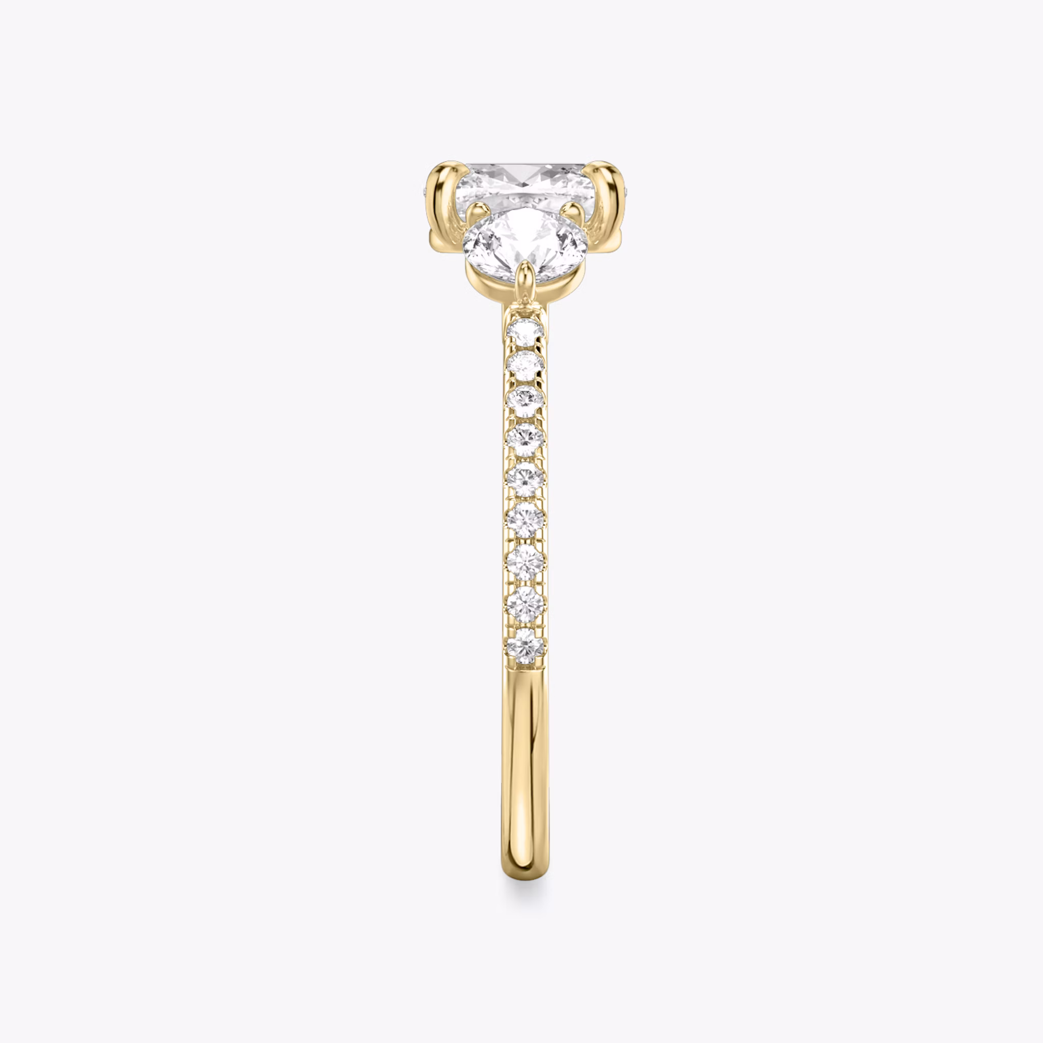Three Stone | Cushion | 18k | Gelbgold | bandAccent: Mit Pavé-Besatz | sideStoneCarat: 0.25ct | sideStoneShape: Rund | diamondOrientation: vertical | caratWeight: other