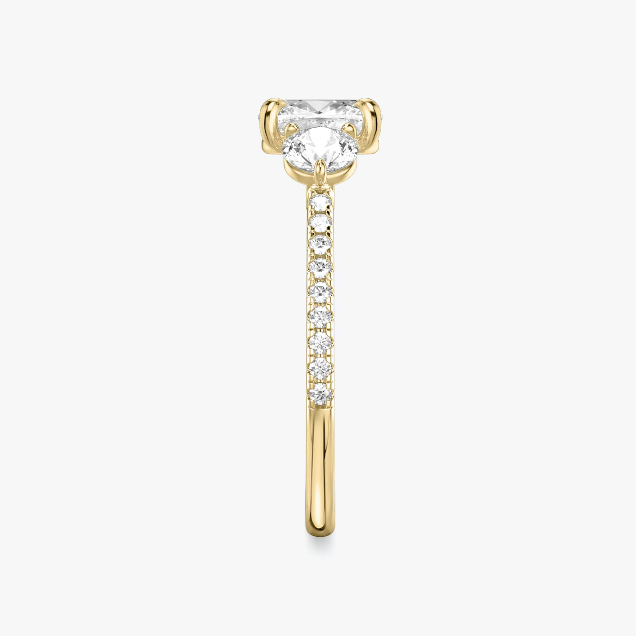 Three Stone | Cushion | 18k | Gelbgold | bandAccent: Mit Pavé-Besatz | sideStoneCarat: 0.25ct | sideStoneShape: Rund | diamondOrientation: vertical | caratWeight: other