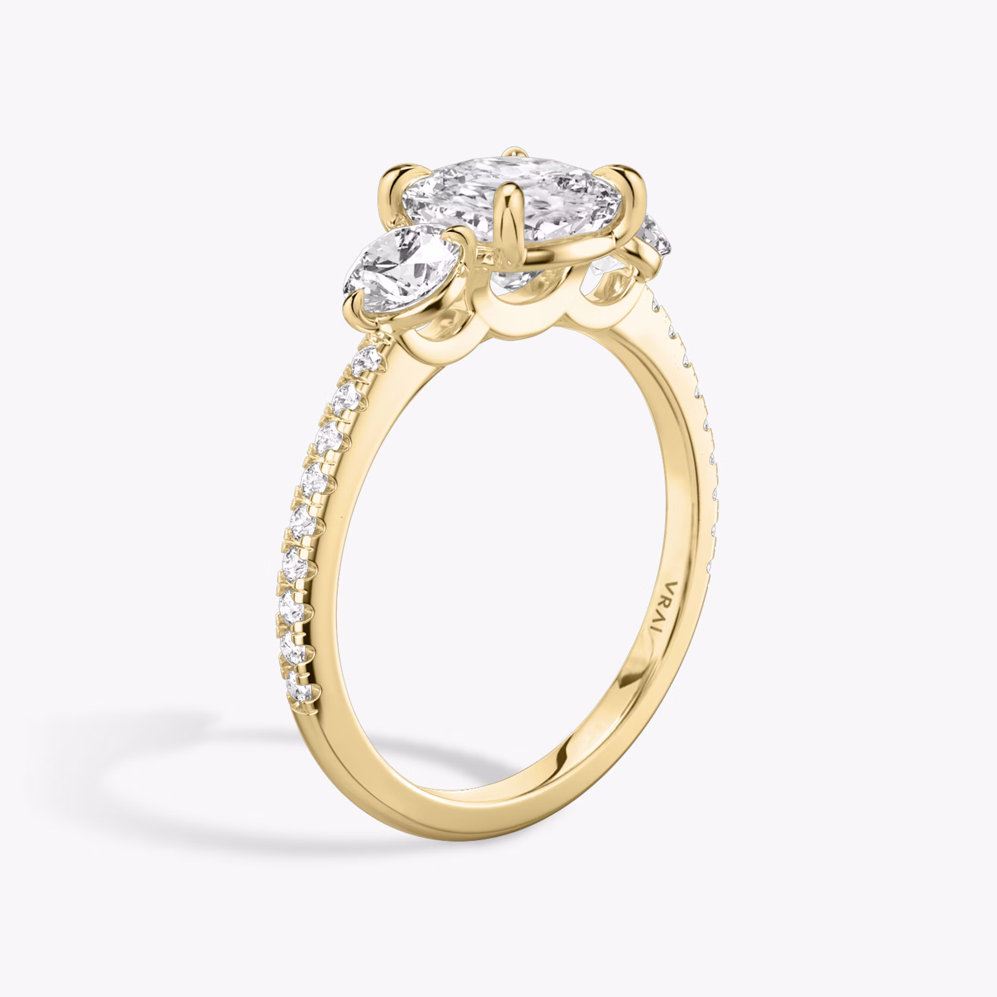 Three Stone | Cushion | 18k | Gelbgold | bandAccent: Mit Pavé-Besatz | sideStoneCarat: 0.25ct | sideStoneShape: Rund | diamondOrientation: vertical | caratWeight: other