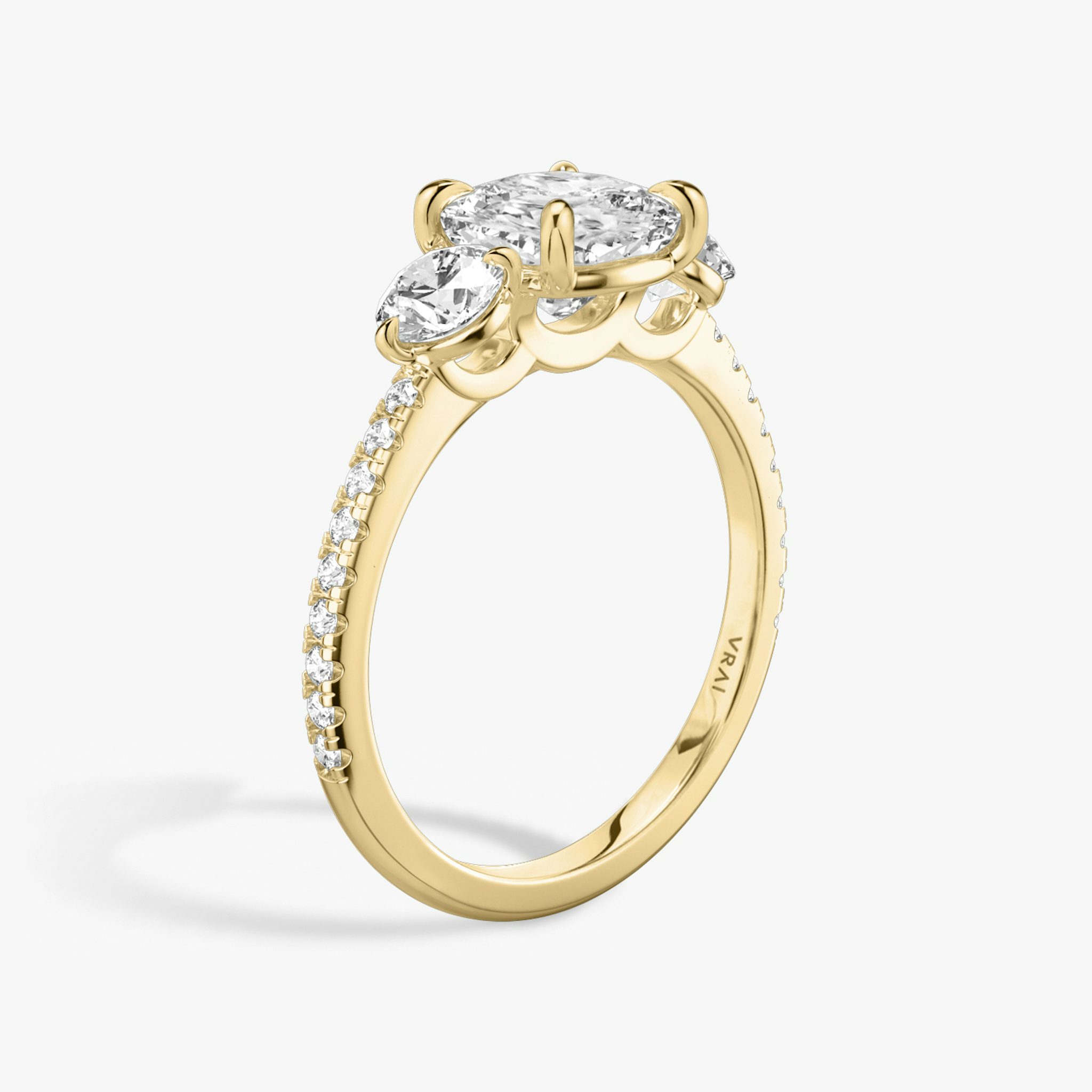 Three Stone | Cushion | 18k | Gelbgold | bandAccent: Mit Pavé-Besatz | sideStoneCarat: 0.25ct | sideStoneShape: Rund | diamondOrientation: vertical | caratWeight: other